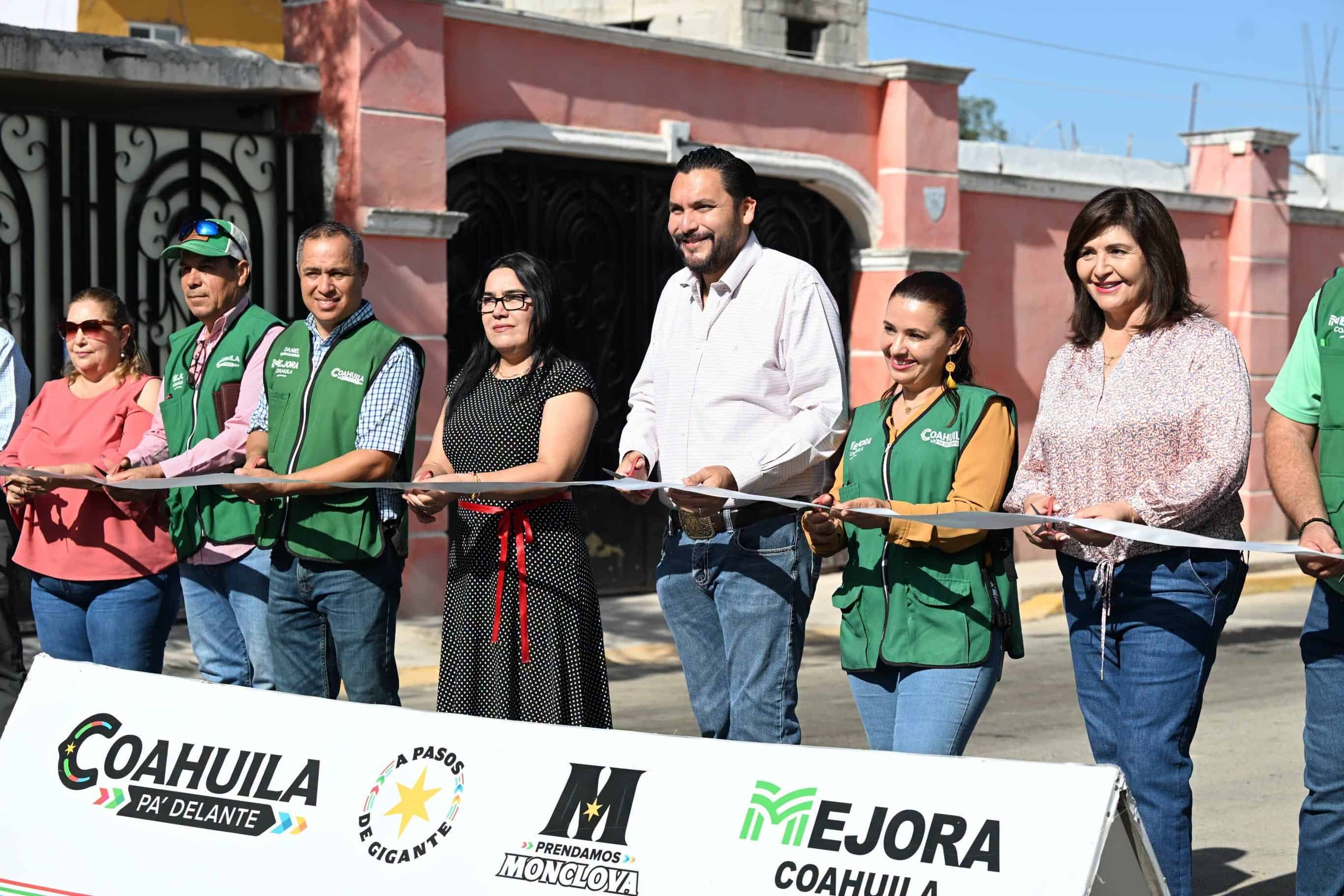 Carlos Villarreal P&eacute;rez entrega obras de pavimentaci&oacute;n en Monclova