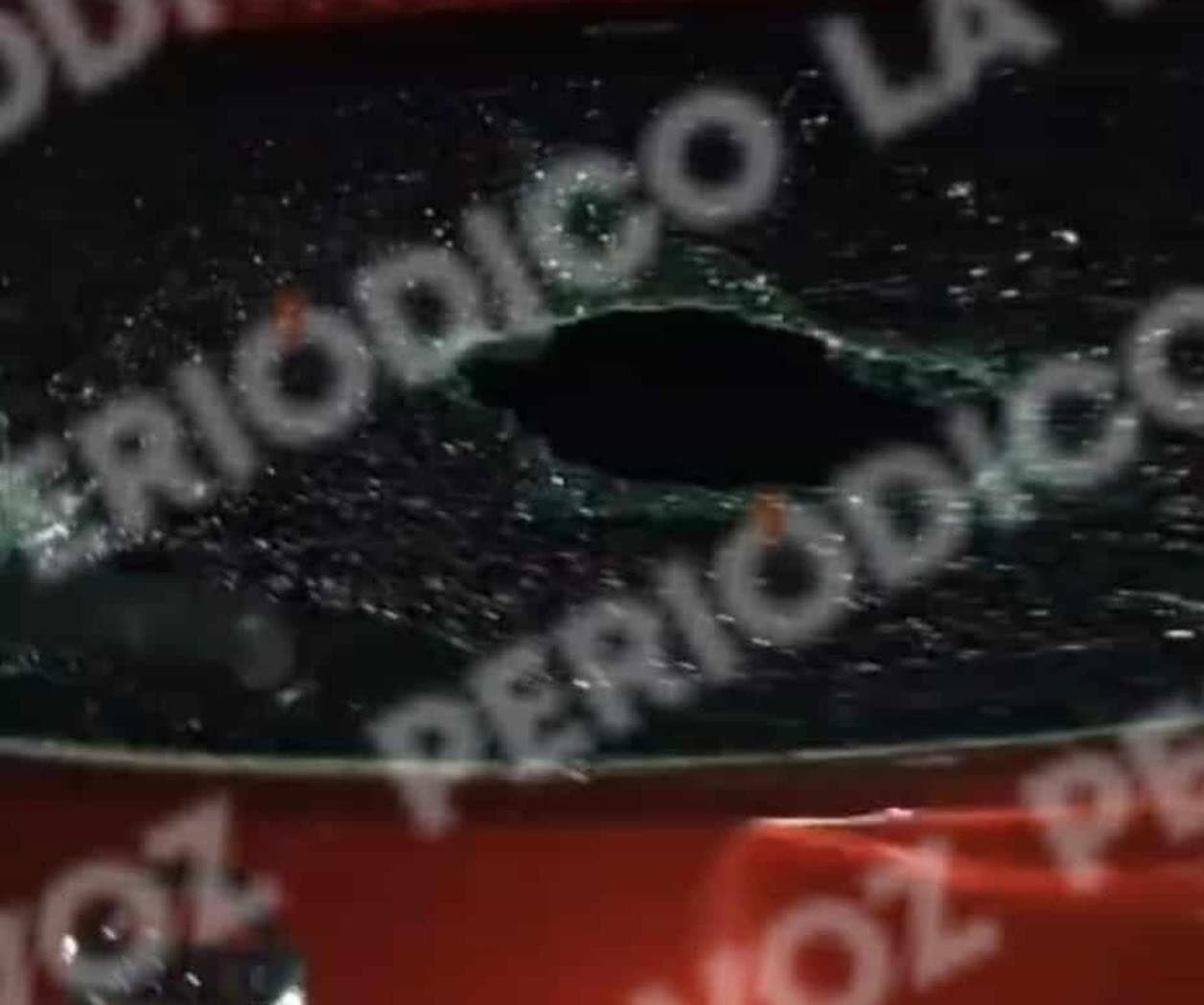 La Nissan Rogue terminó con el medallón destrozado y daños en la parte posterior tras el ataque con piedras.