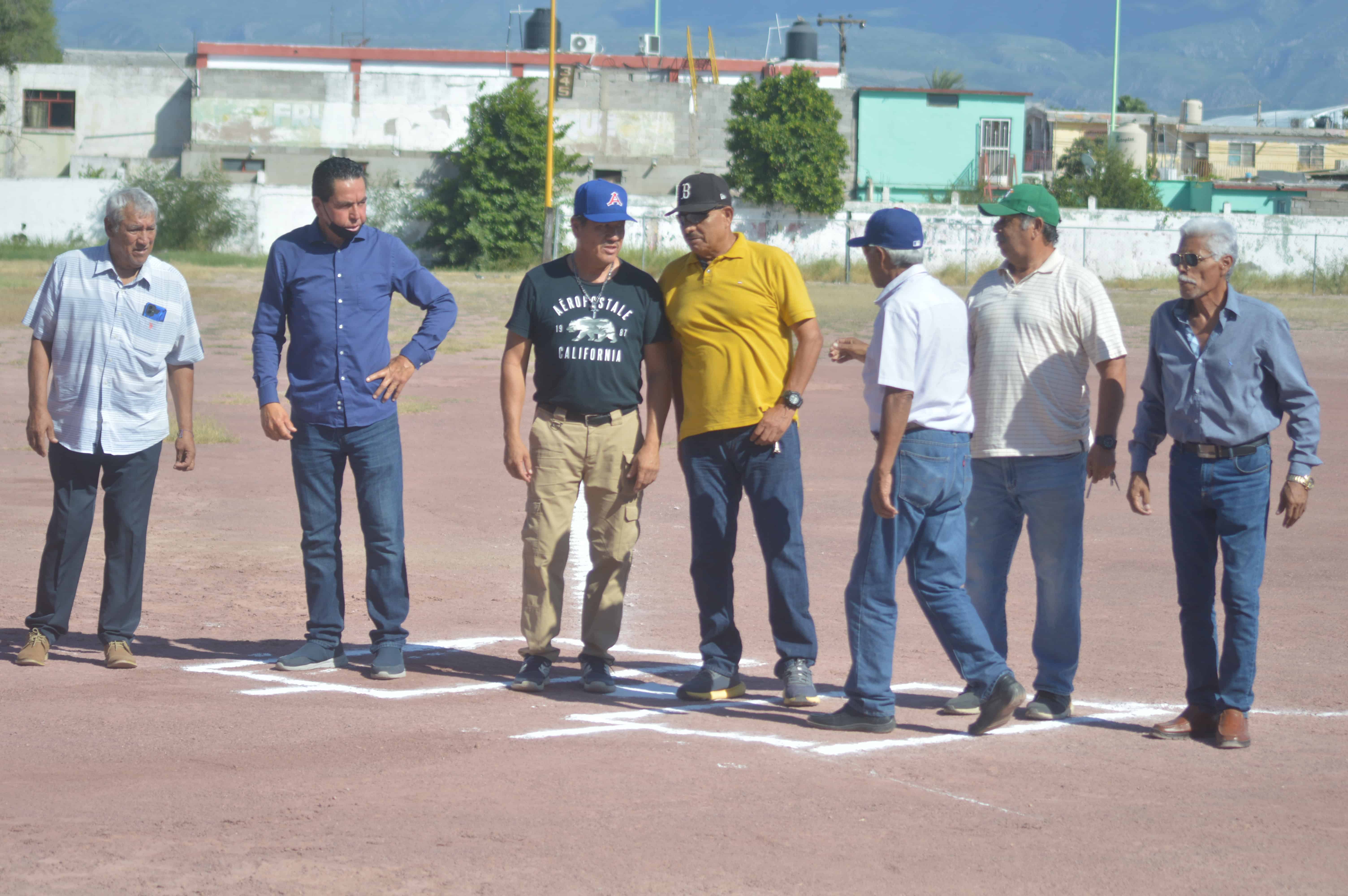 Monclova rinde homenaje a peloteros de la Liga Mexicana