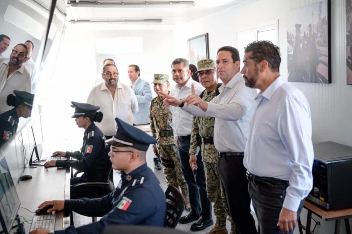 Javier D&iacute;az Gonz&aacute;lez recibe donaci&oacute;n de c&aacute;maras y patrulla en Saltillo