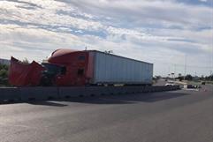Accidente de tractocamión afecta tráfico en Nueva Rosita
