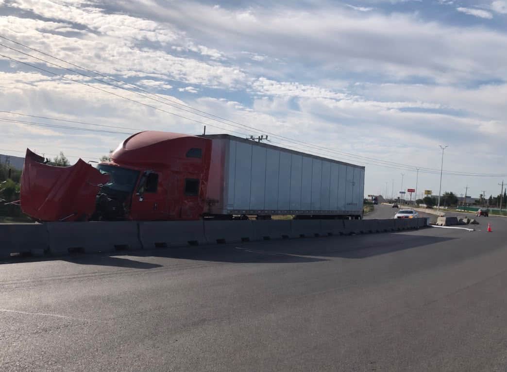 Accidente de tractocamión afecta tráfico en Nueva Rosita