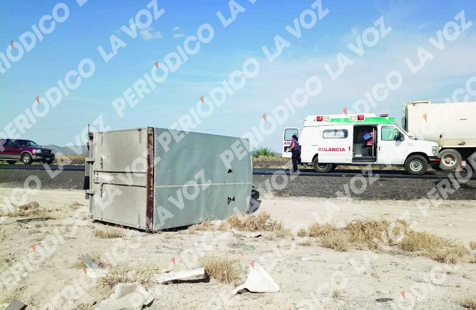 Cami&oacute;n termina volcado en carretera Federal 57 en Escobedo, Coahuila