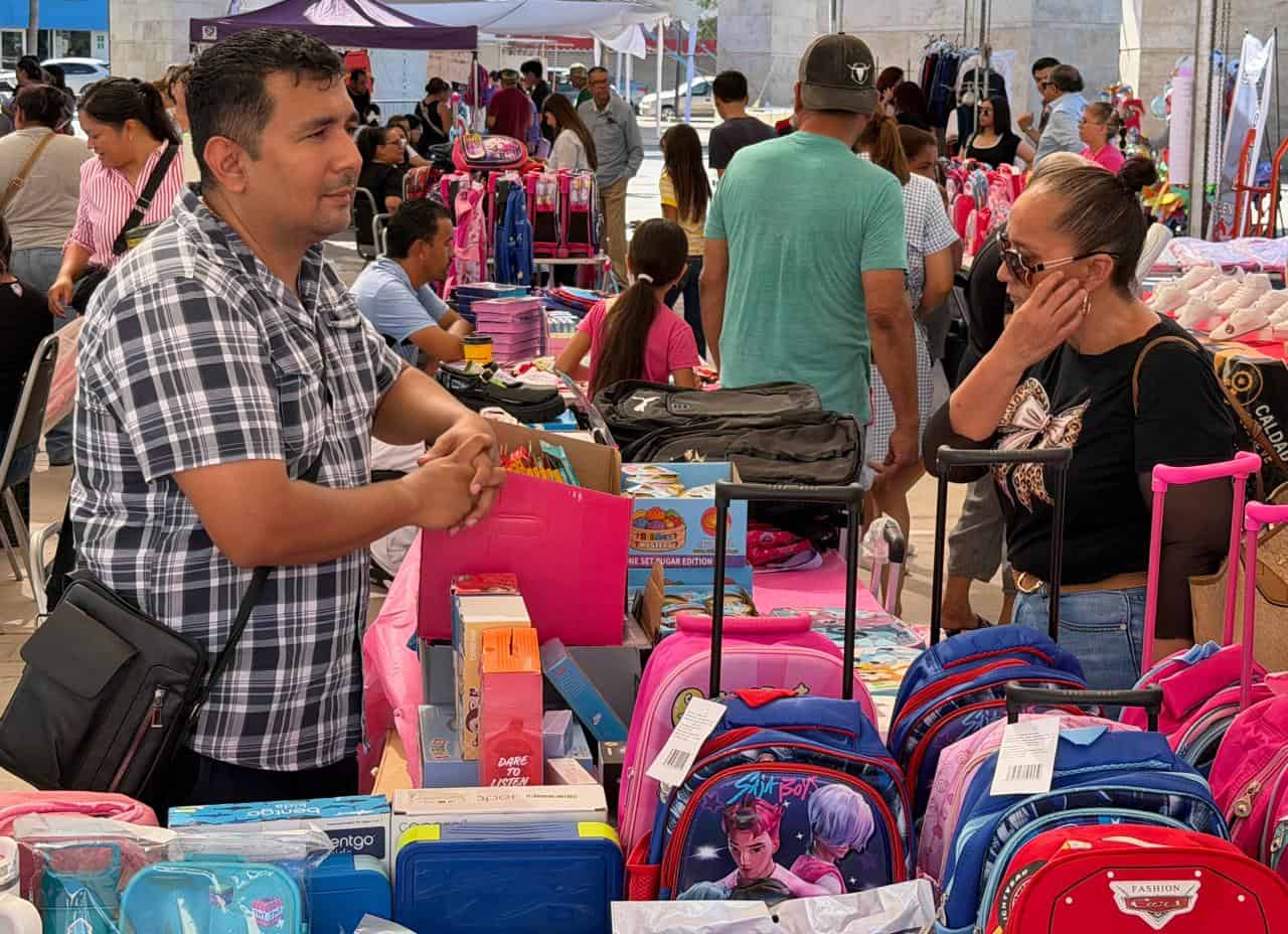 Trabajadores sindicalizados reciben pr&eacute;stamos para &uacute;tiles escolares