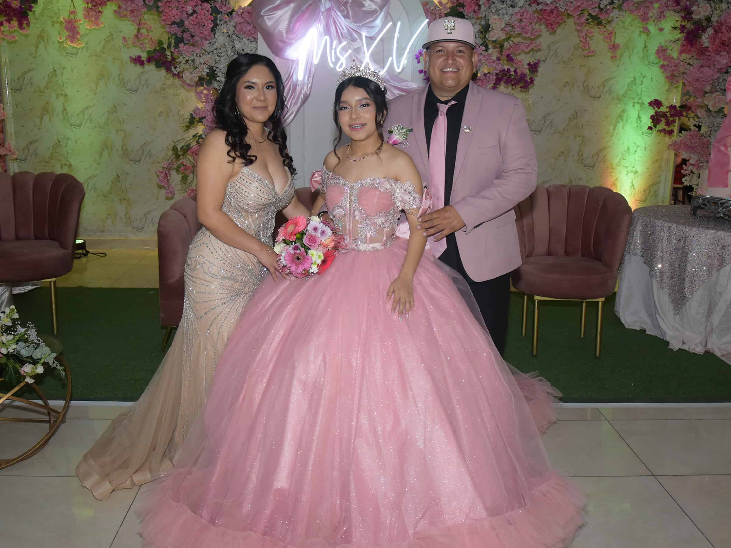 G&eacute;nesis Nicole comparte noche especial en su celebraci&oacute;n de quince a&ntilde;os