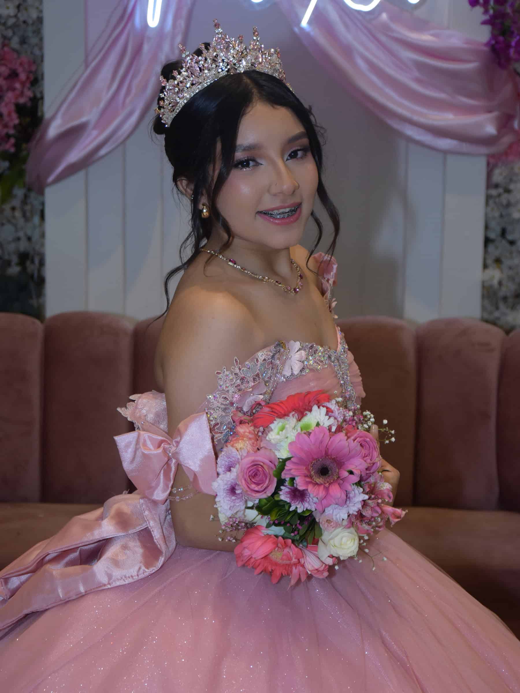 G&eacute;nesis Nicole comparte noche especial en su celebraci&oacute;n de quince a&ntilde;os