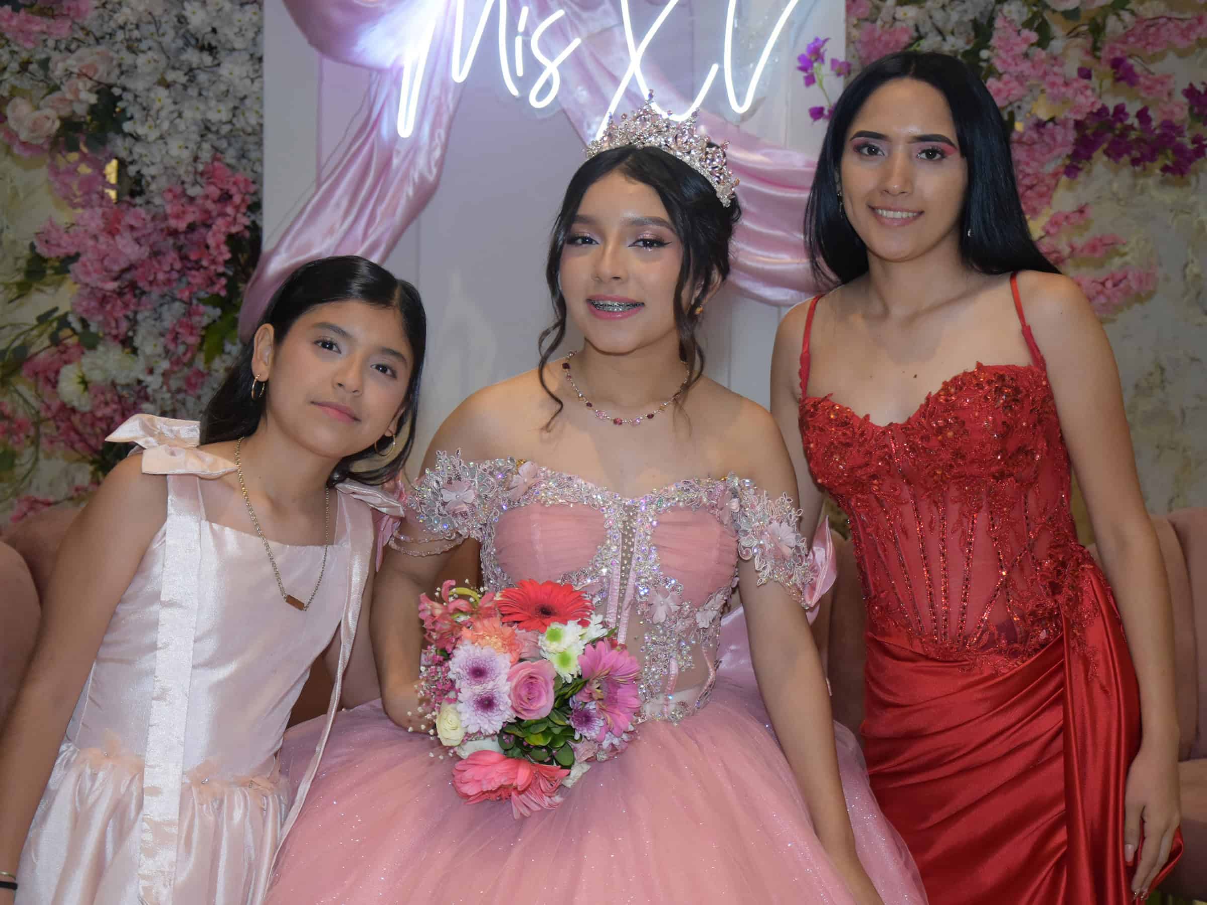 G&eacute;nesis Nicole comparte noche especial en su celebraci&oacute;n de quince a&ntilde;os