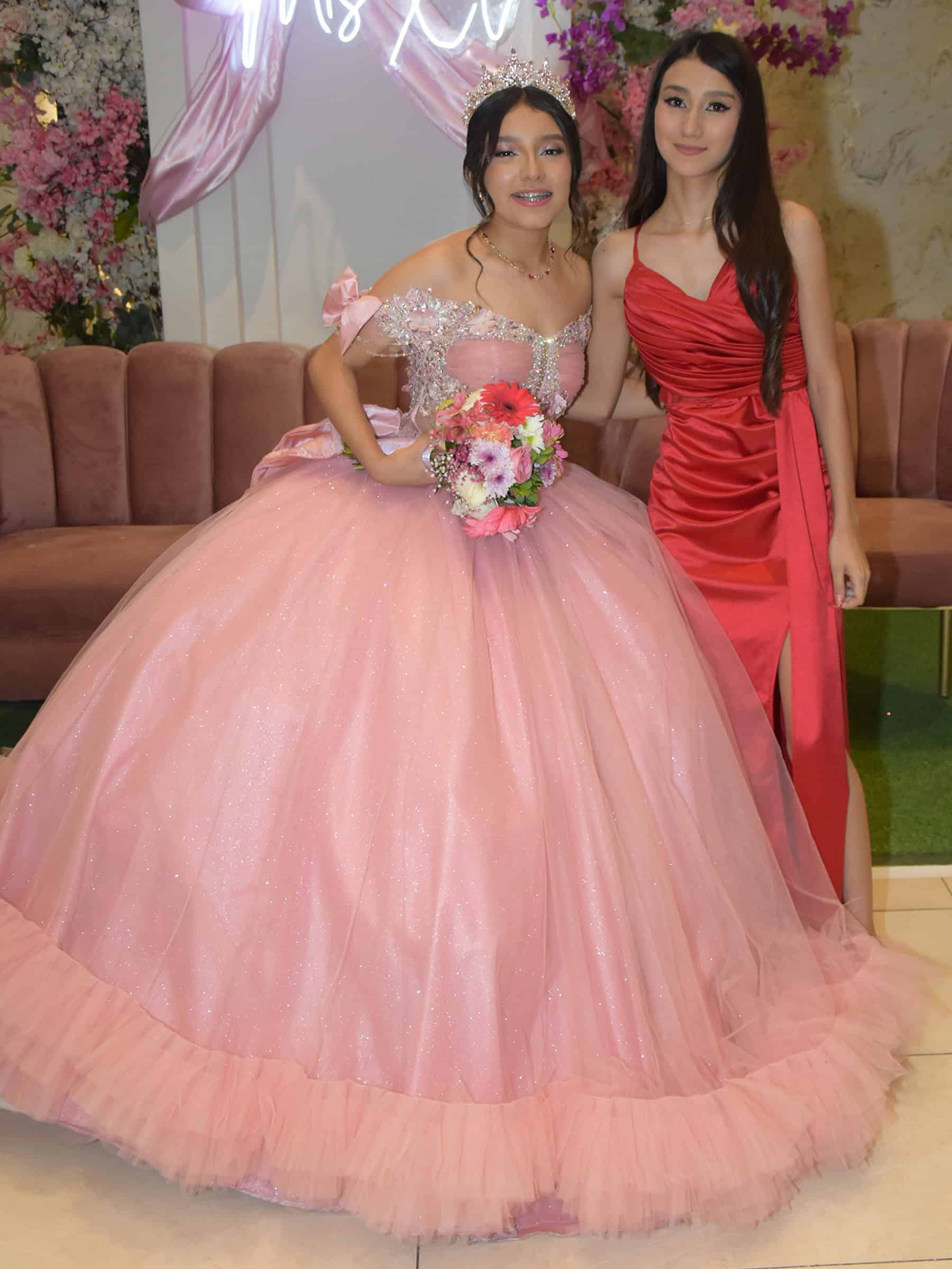 G&eacute;nesis Nicole comparte noche especial en su celebraci&oacute;n de quince a&ntilde;os