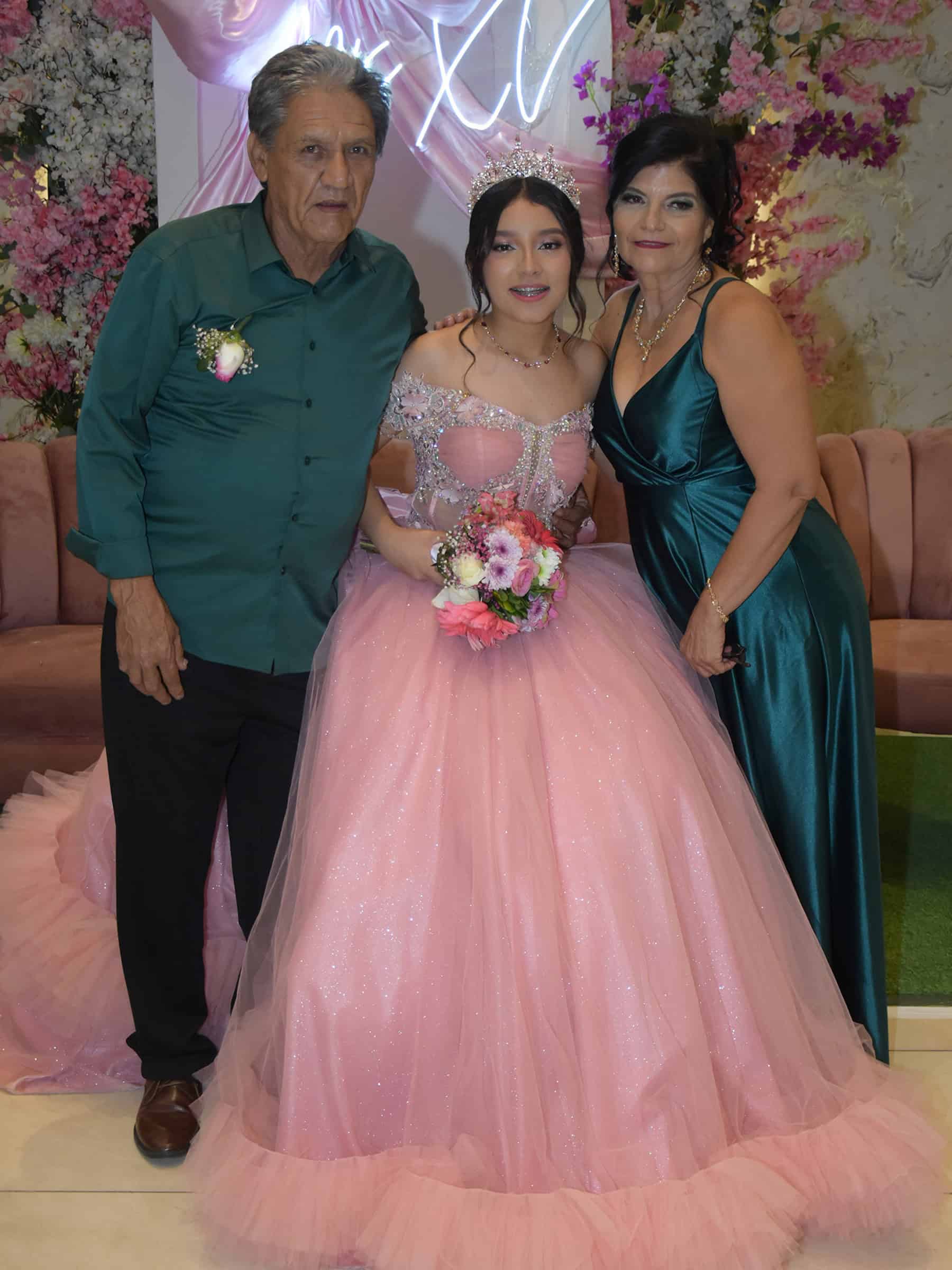 G&eacute;nesis Nicole comparte noche especial en su celebraci&oacute;n de quince a&ntilde;os