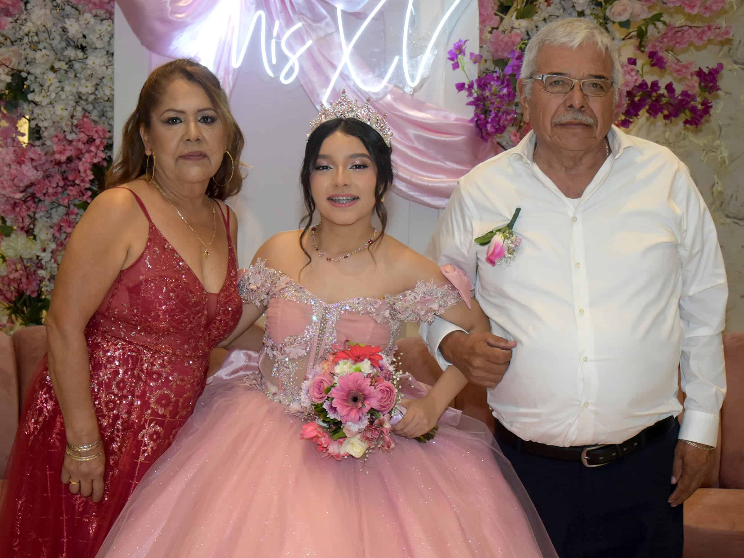 G&eacute;nesis Nicole comparte noche especial en su celebraci&oacute;n de quince a&ntilde;os