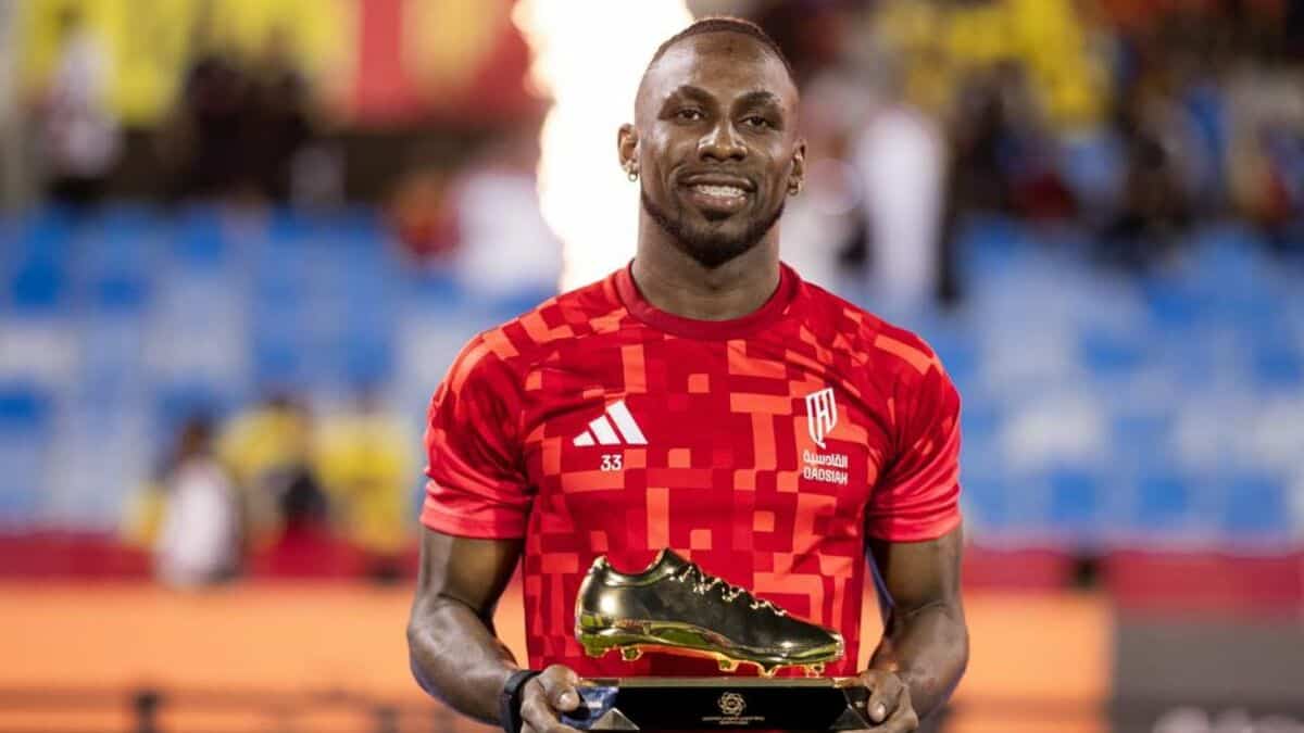 Noche agridulce para Julián Quiñones: presume la Bota de Oro y le anulan tres goles Noche agridulce para Julián Quiñones: presume la Bota de Oro y le anulan tres goles