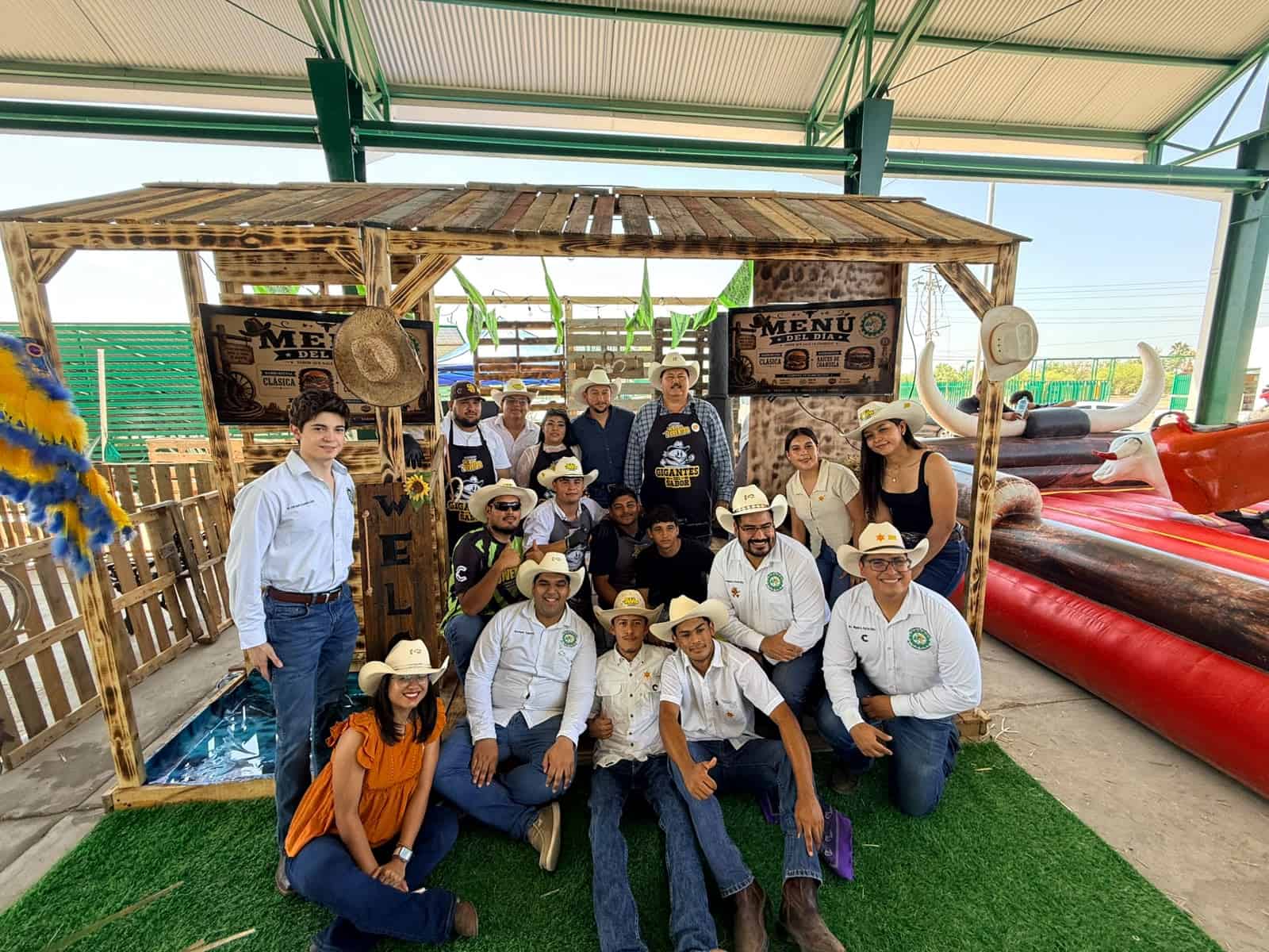 Jóvenes universitarios participan en Festival de la Hamburguesa en San Juan de Sabinas