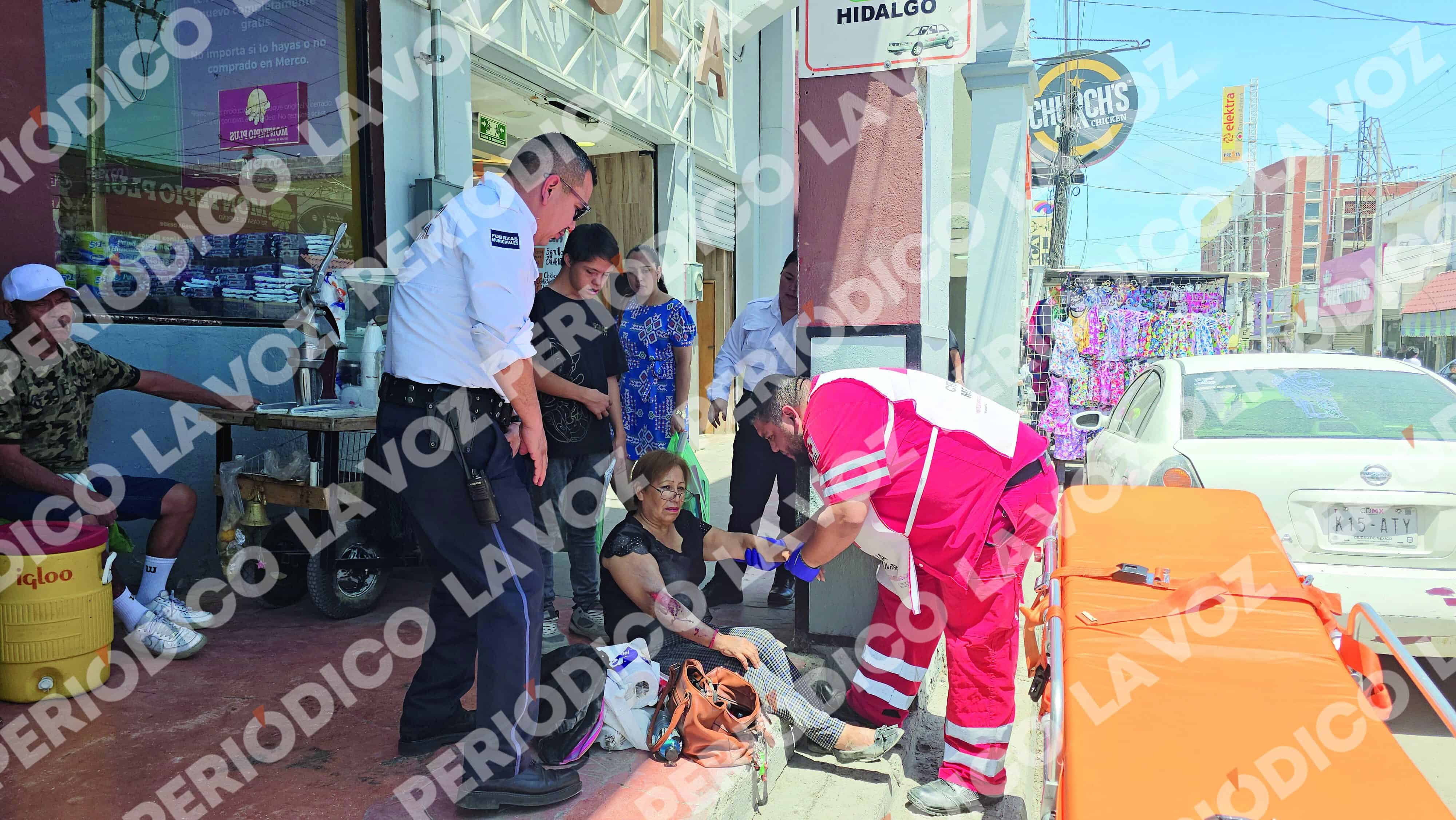 Mujer de 53 a&ntilde;os es atropellada por motociclista en Monclova
