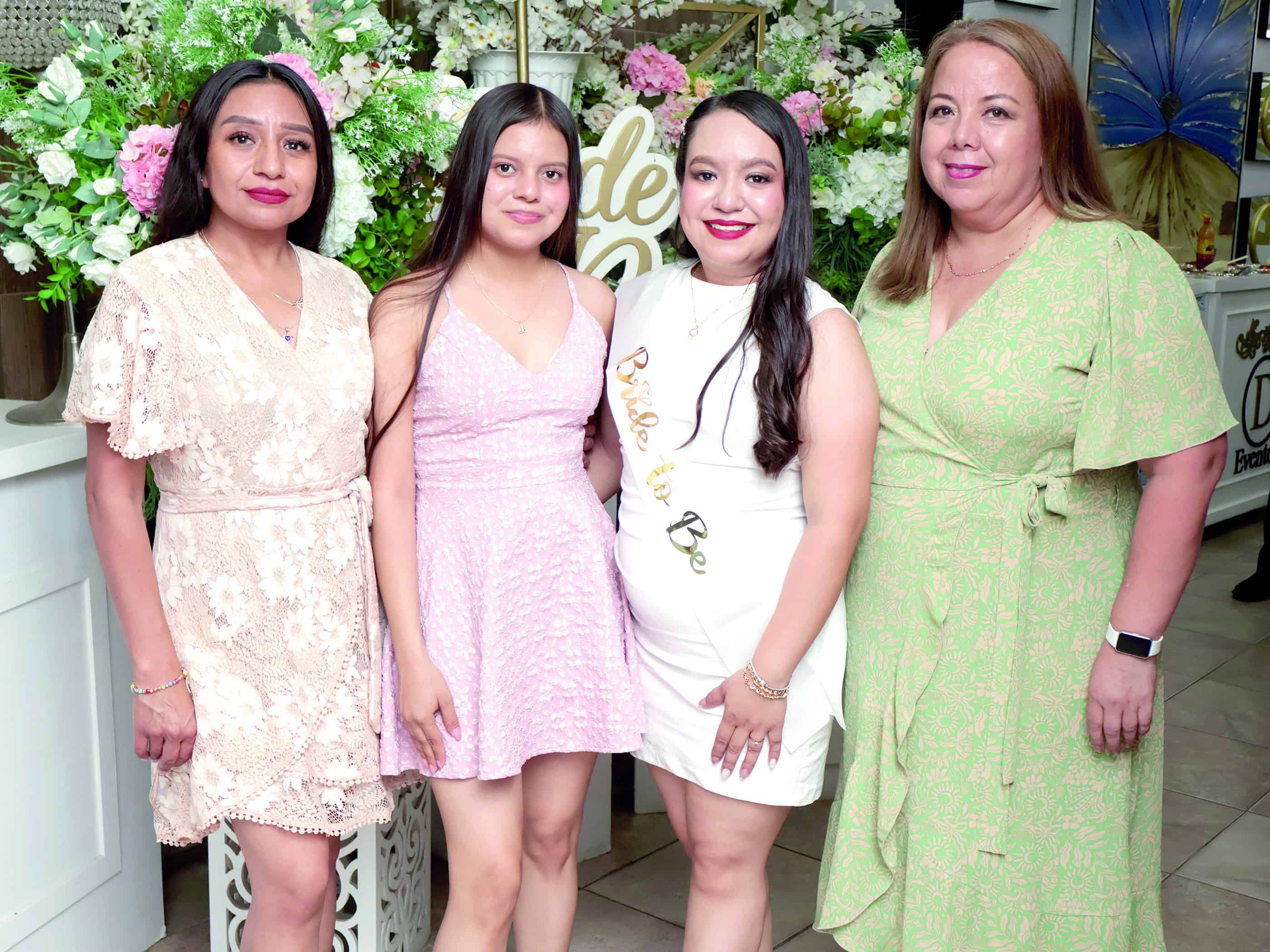 Familia y amigos acompa&ntilde;an a Sharon Torres en su celebraci&oacute;n prenupcial
