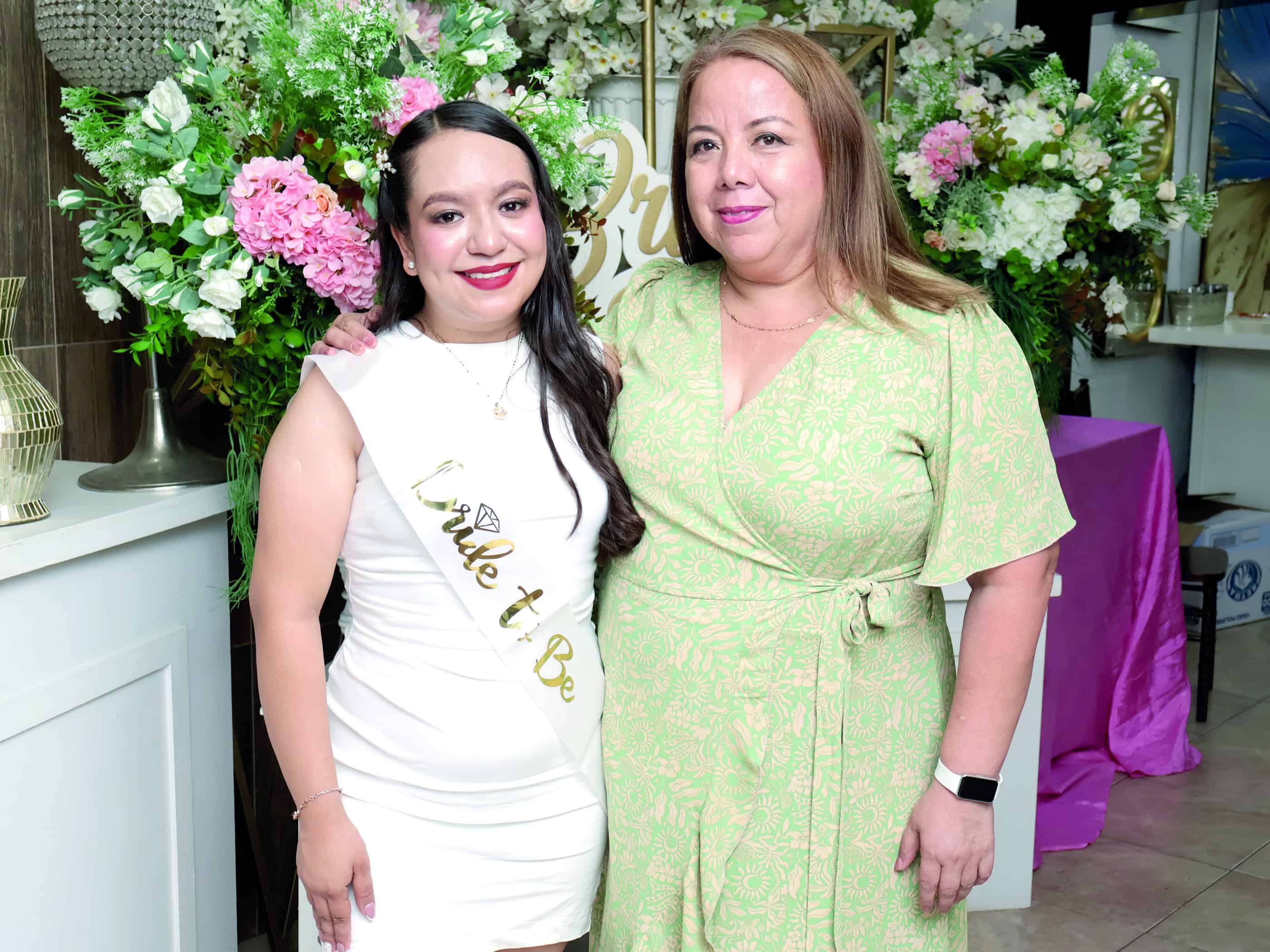 Familia y amigos acompa&ntilde;an a Sharon Torres en su celebraci&oacute;n prenupcial