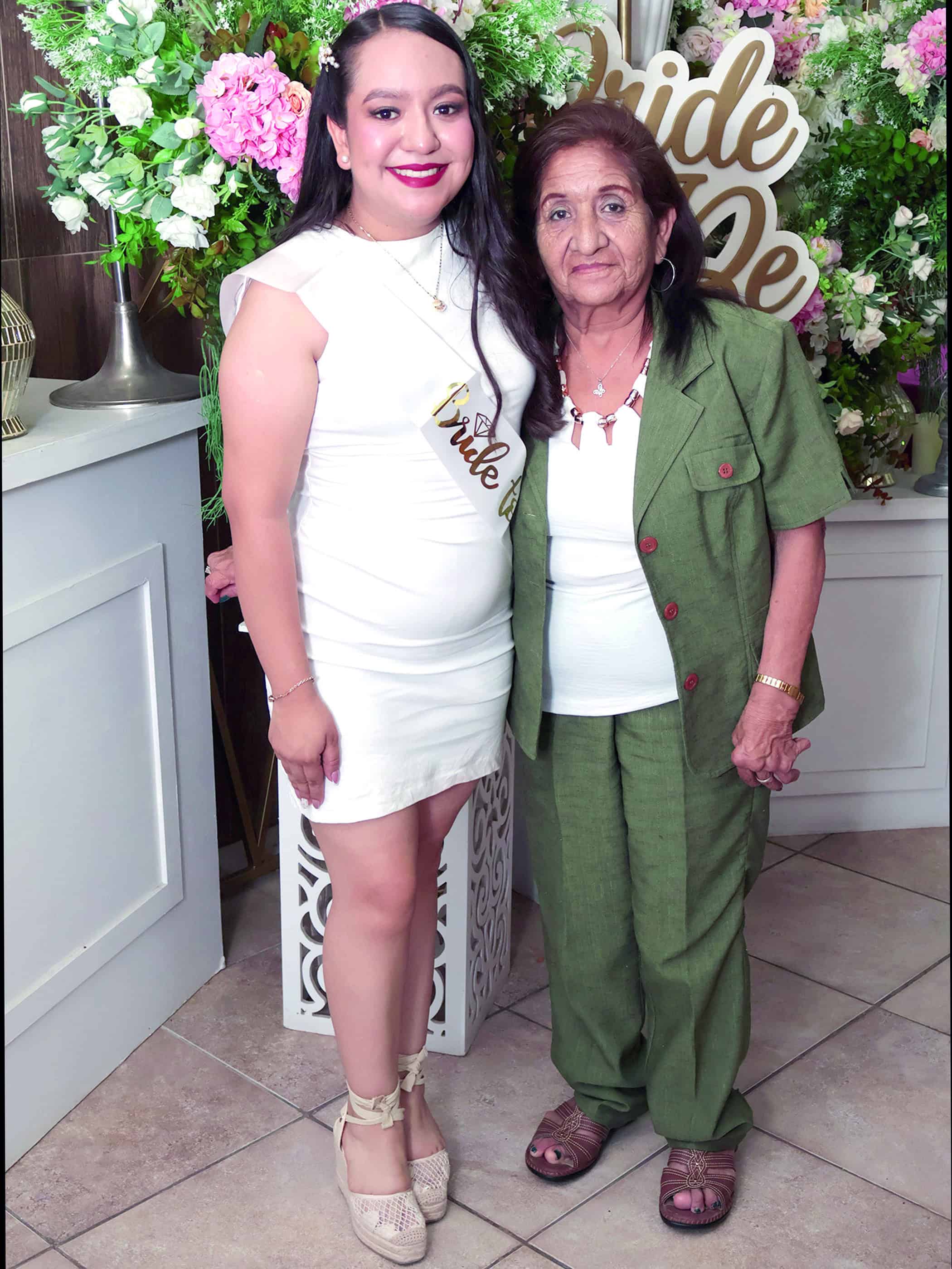 Familia y amigos acompa&ntilde;an a Sharon Torres en su celebraci&oacute;n prenupcial