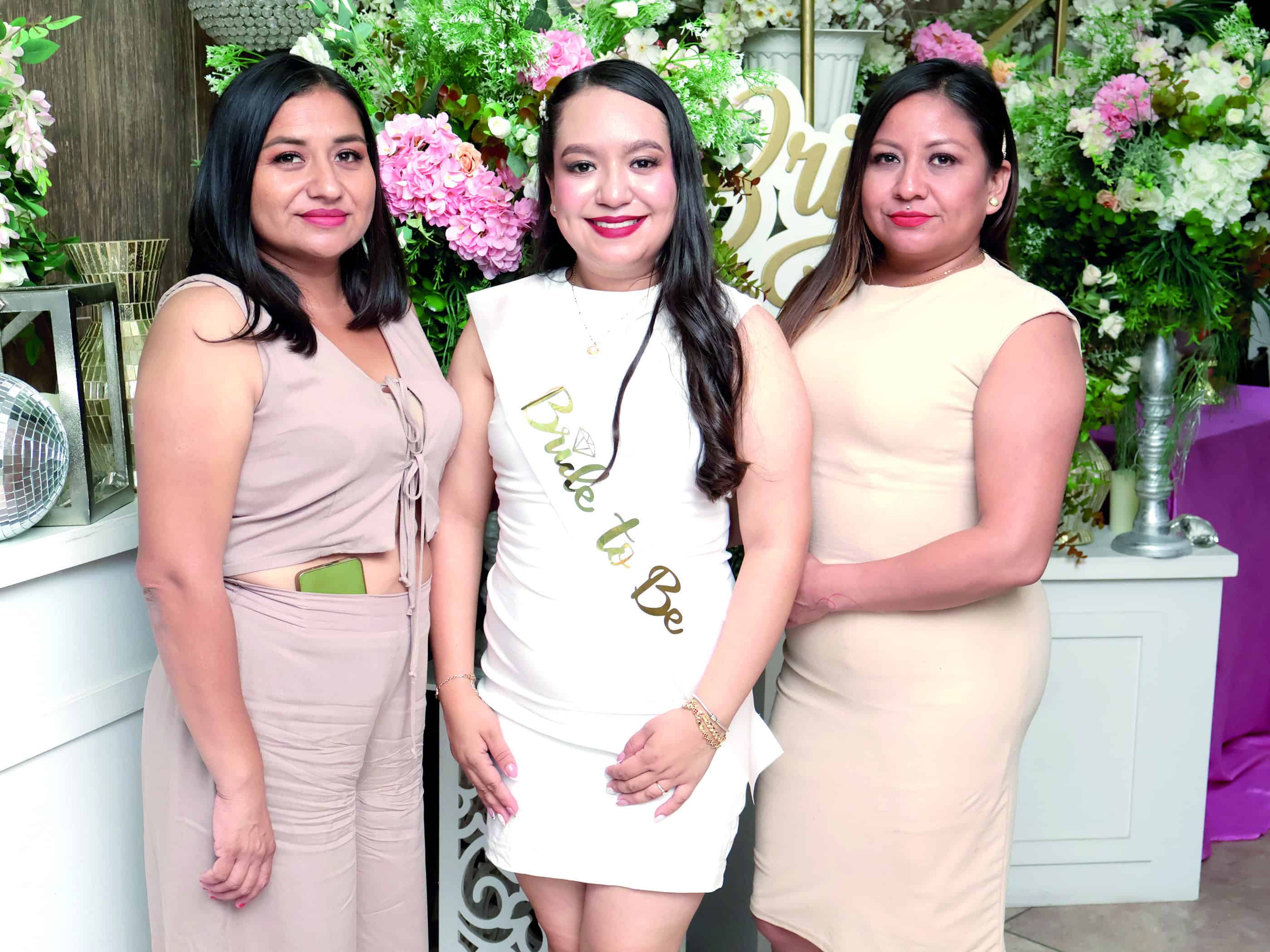 Familia y amigos acompa&ntilde;an a Sharon Torres en su celebraci&oacute;n prenupcial