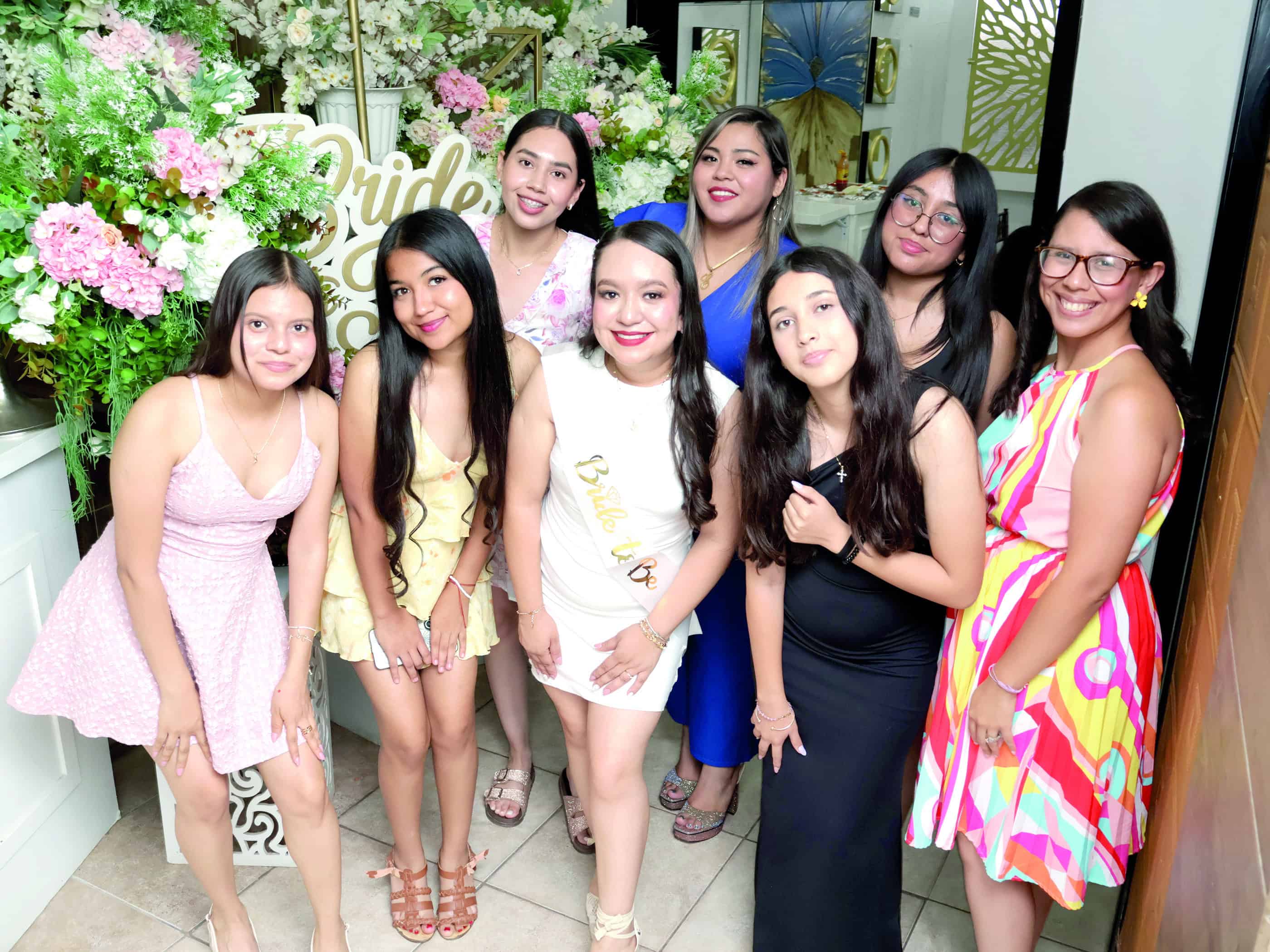 Familia y amigos acompa&ntilde;an a Sharon Torres en su celebraci&oacute;n prenupcial