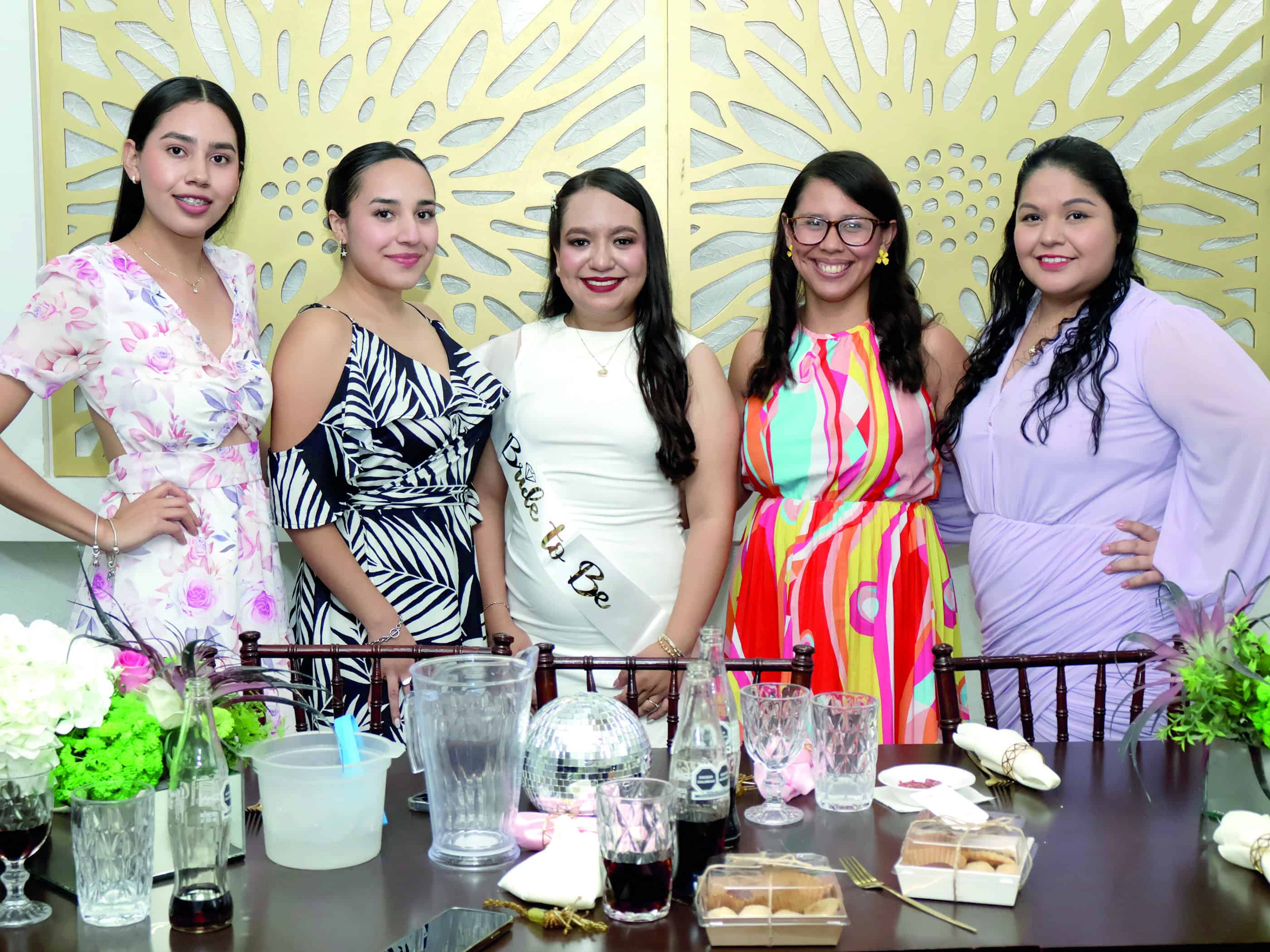 Familia y amigos acompa&ntilde;an a Sharon Torres en su celebraci&oacute;n prenupcial