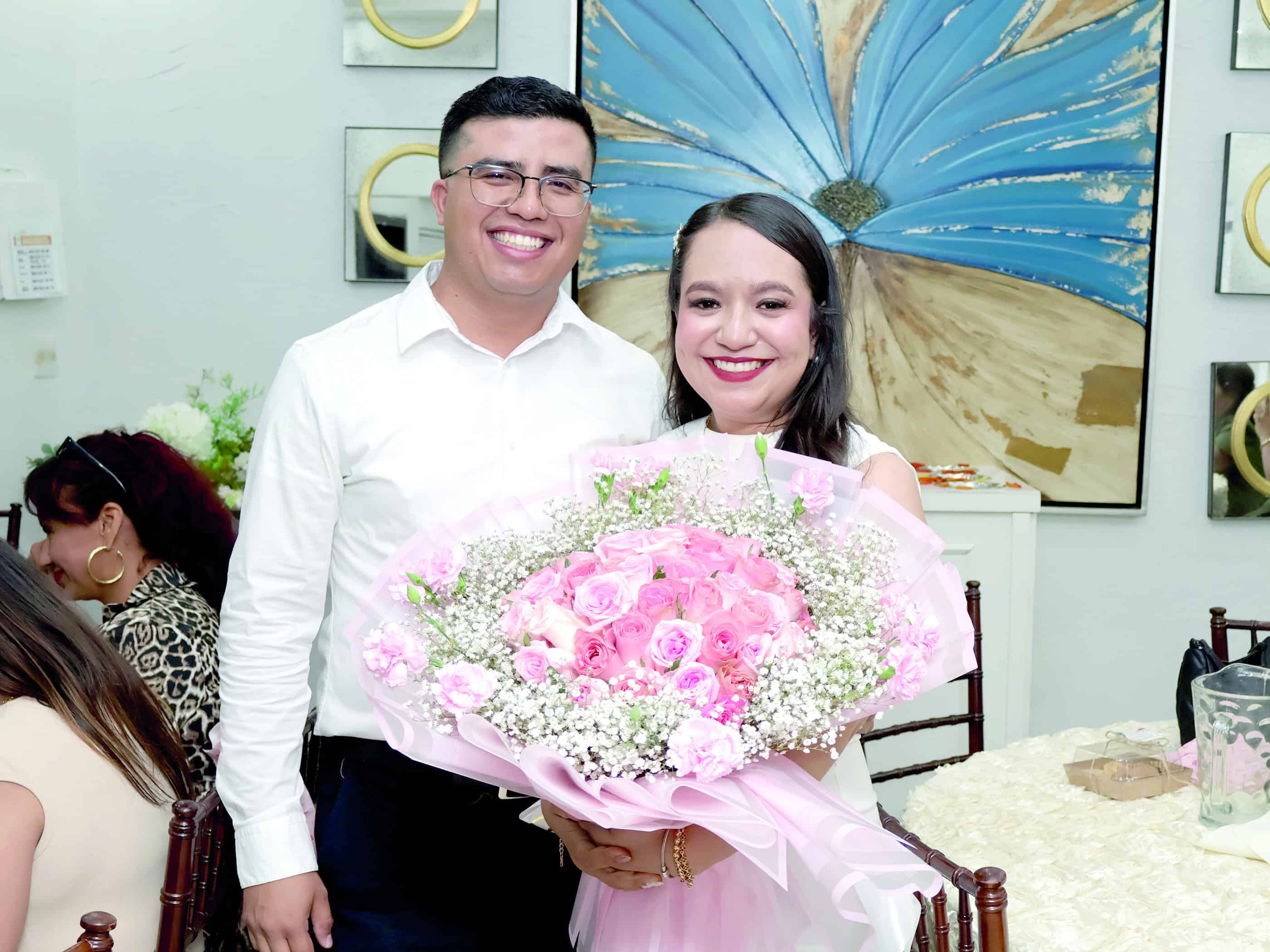 Familia y amigos acompa&ntilde;an a Sharon Torres en su celebraci&oacute;n prenupcial
