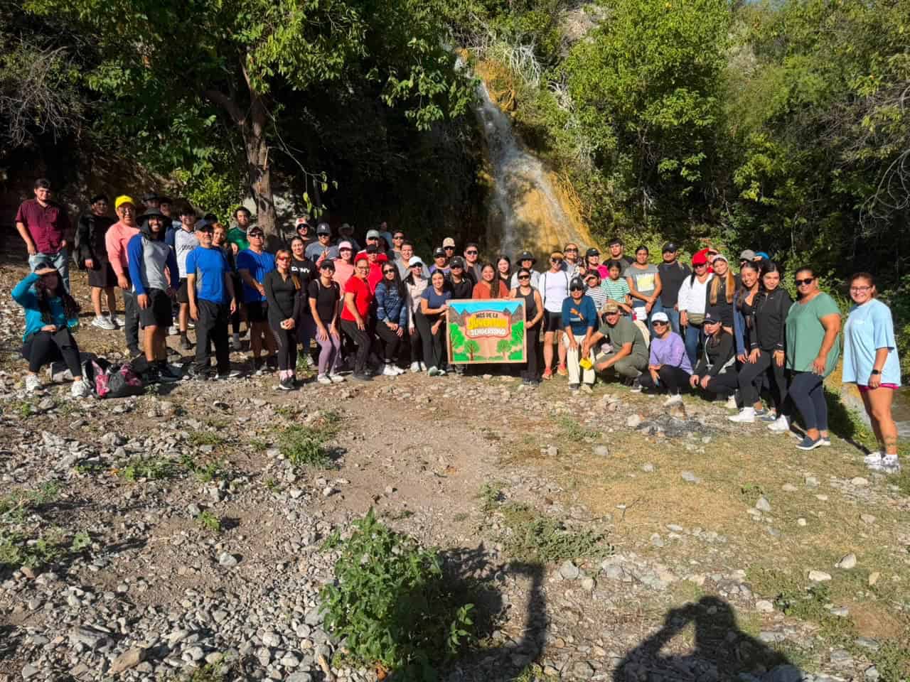 Llevan j&oacute;venes del PRI senderismo a San Lorenzo