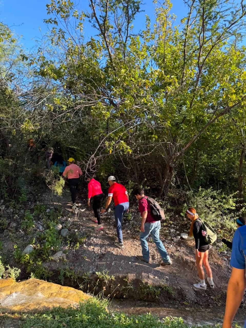 Llevan j&oacute;venes del PRI senderismo a San Lorenzo