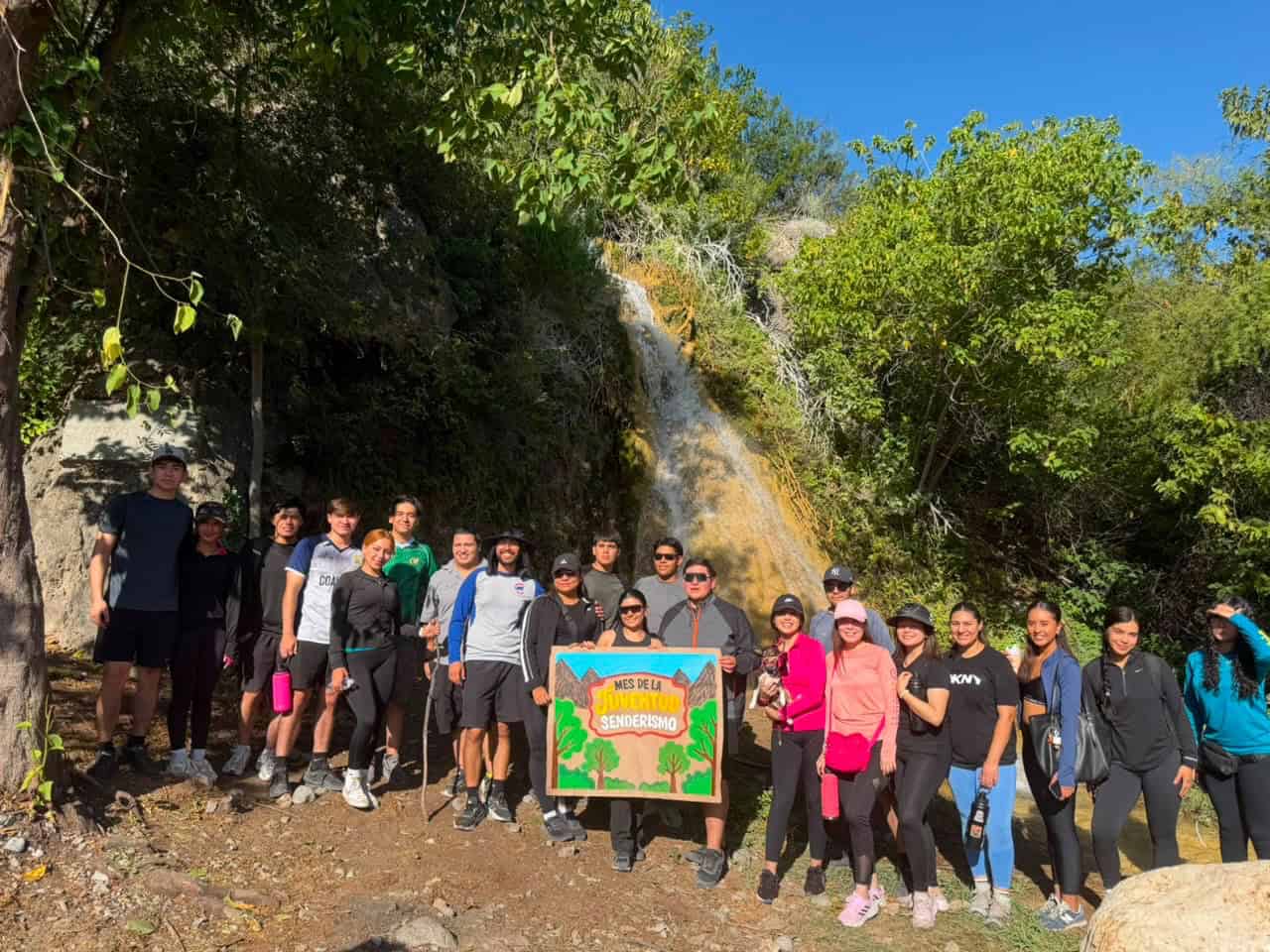Llevan j&oacute;venes del PRI senderismo a San Lorenzo