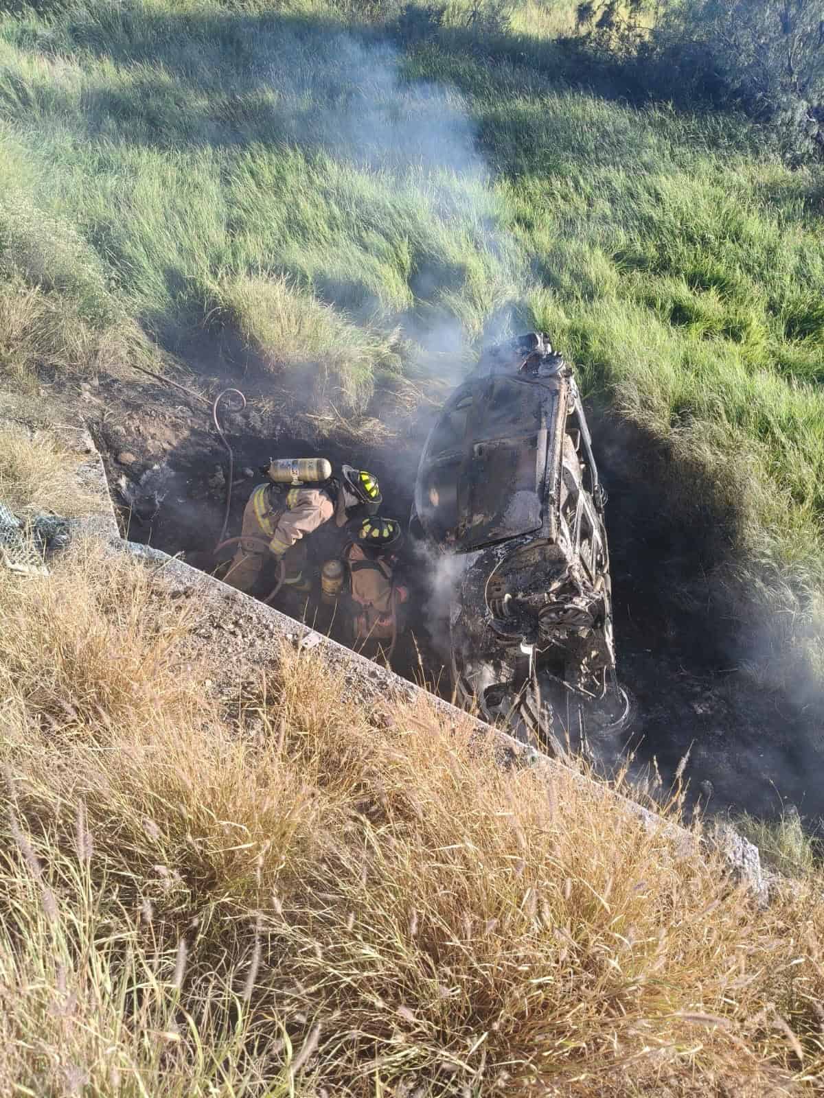 Muere conductor al caer a barranco e incendiarse