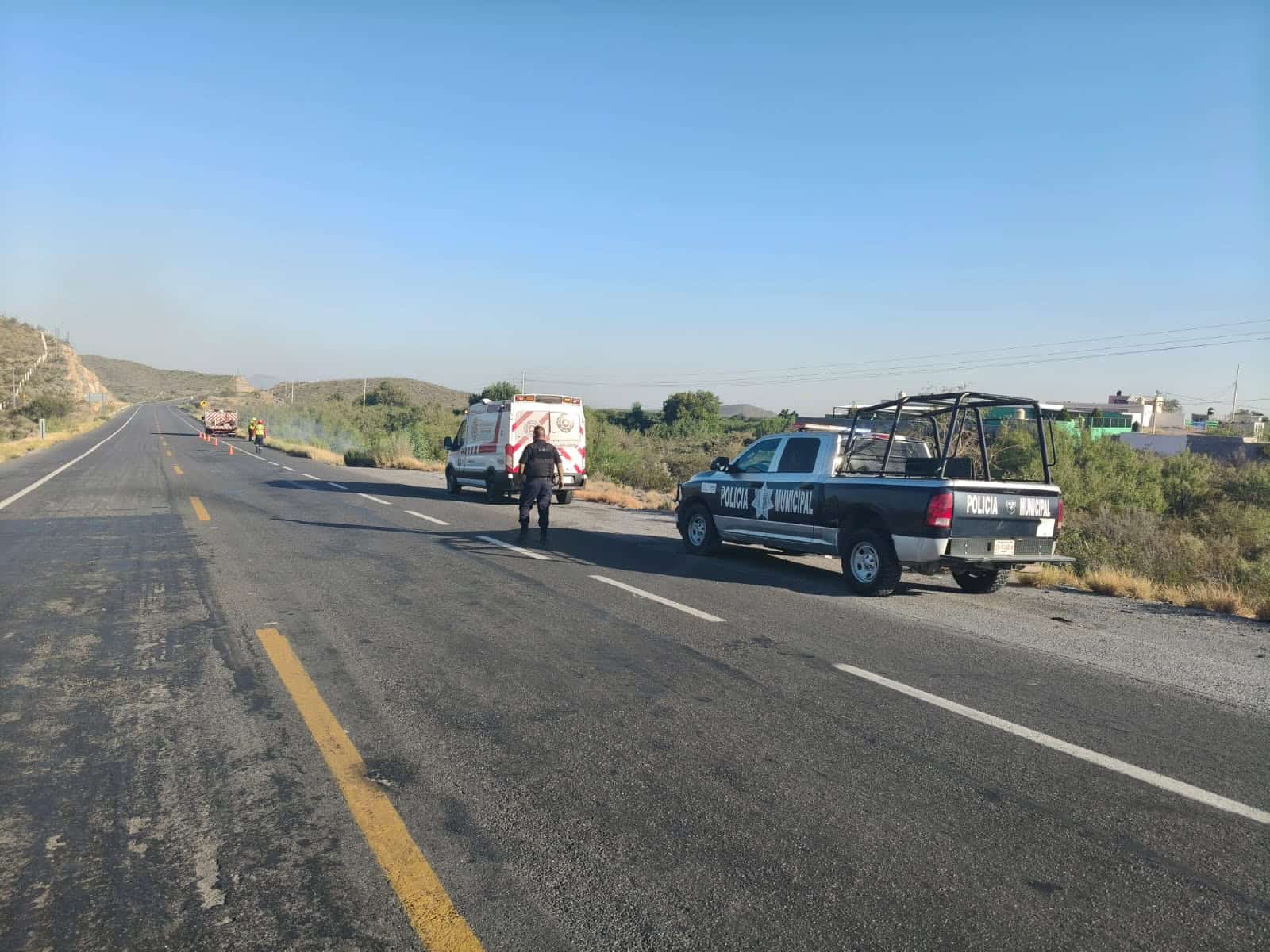Muere conductor al caer a barranco e incendiarse