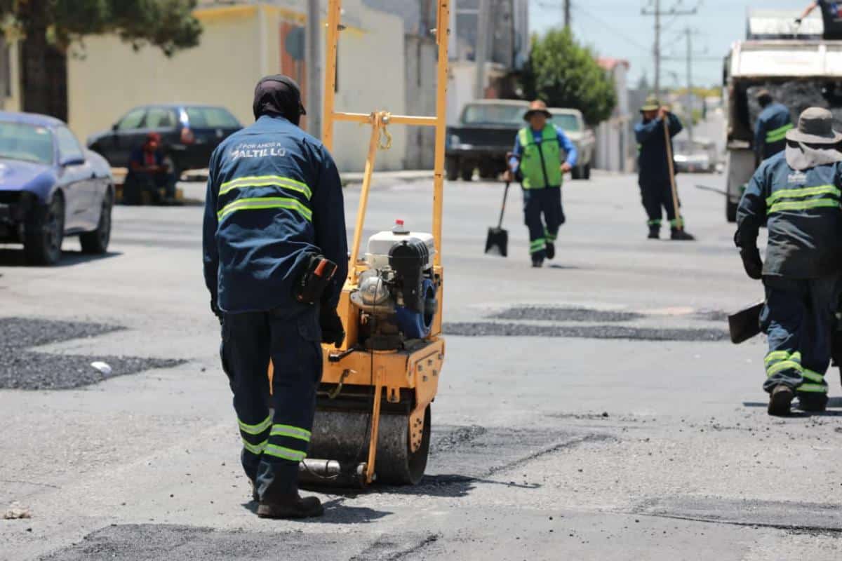 Rehabilitan vialidades en calles y avenidas