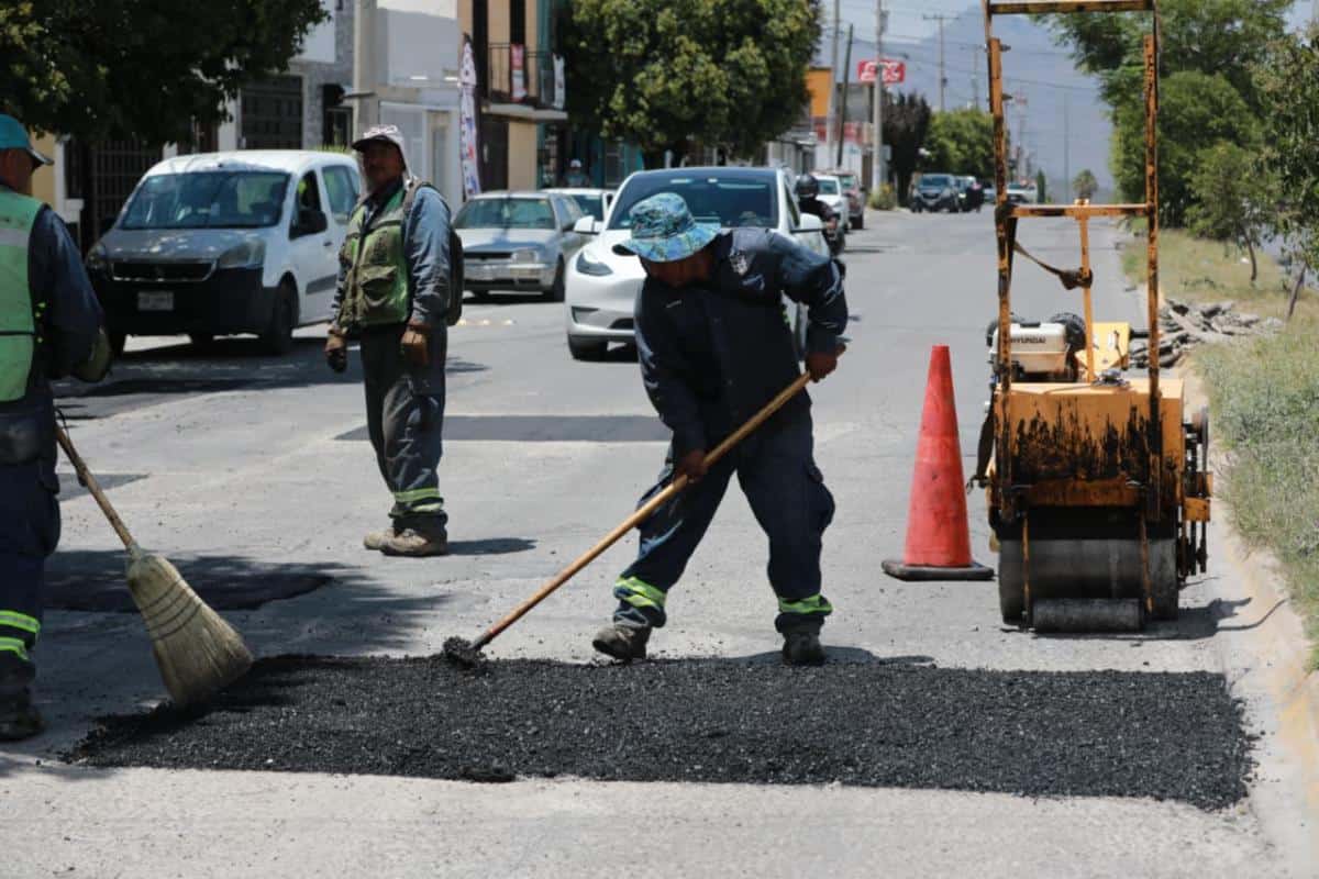 Rehabilitan vialidades en calles y avenidas