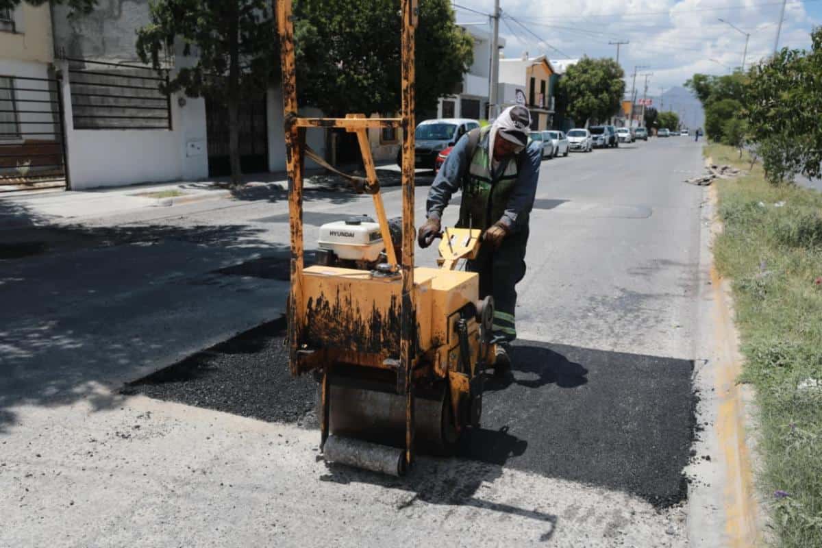 Rehabilitan vialidades en calles y avenidas