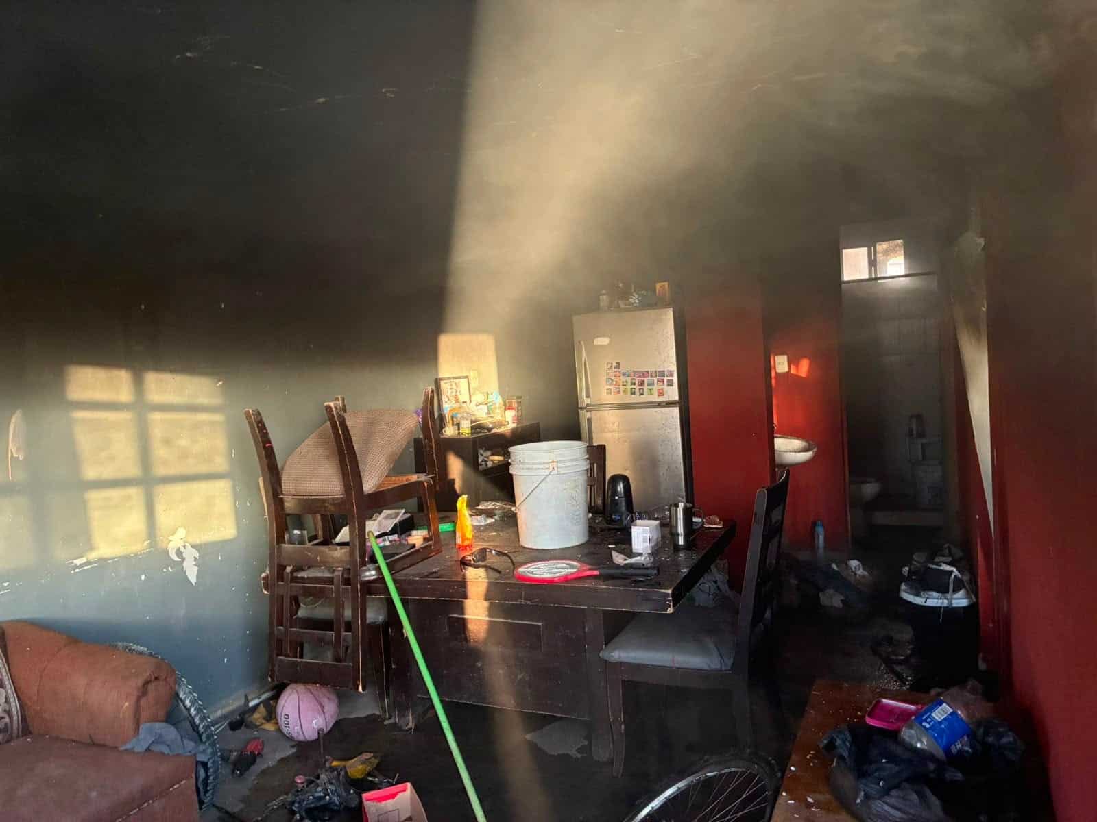 Vecinas enfrentan incendio con cubetas y mangueras para salvar vivienda en Allende