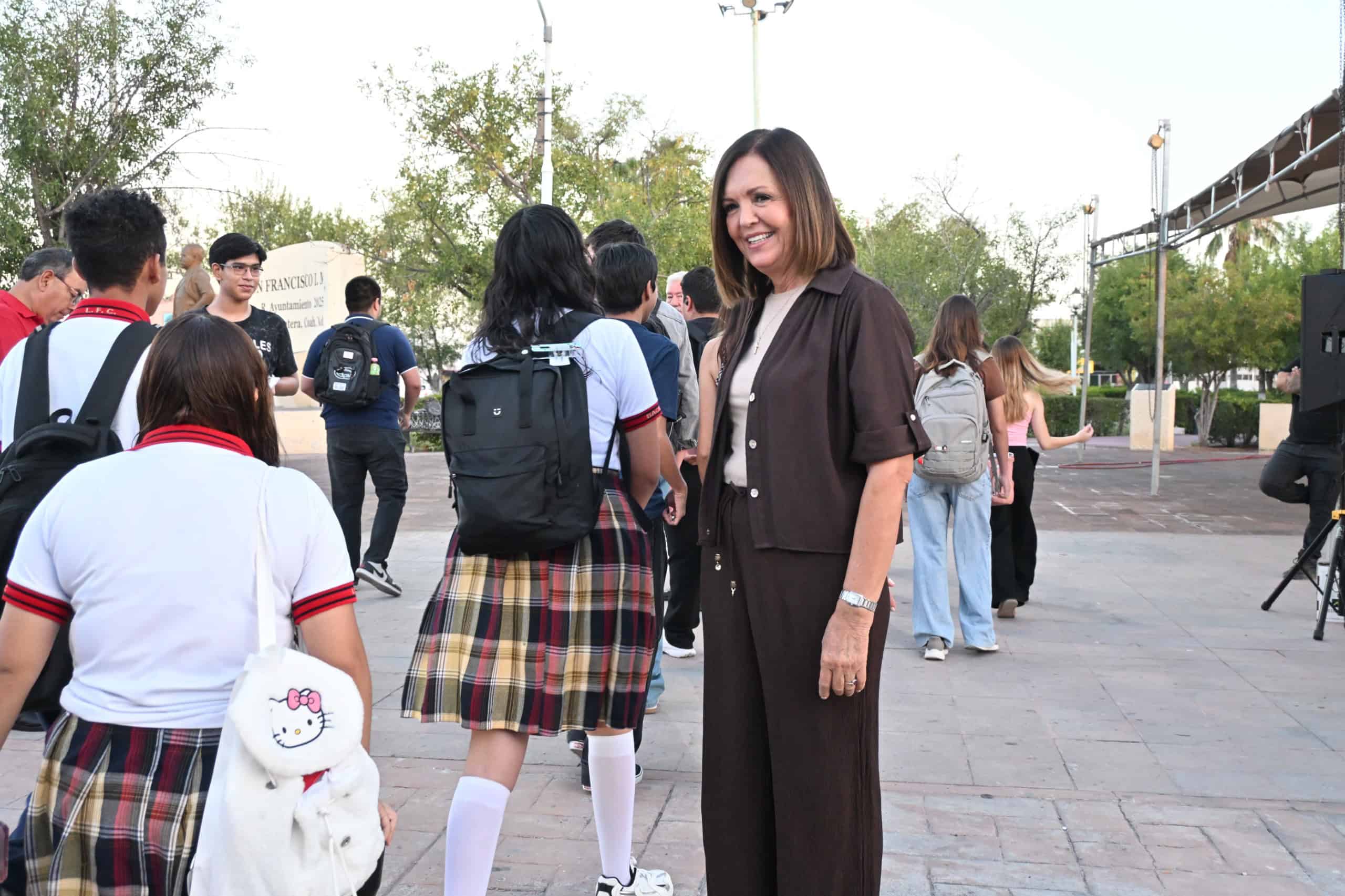Sari Pérez arranca programa EstudiaBus para estudiantes en Frontera