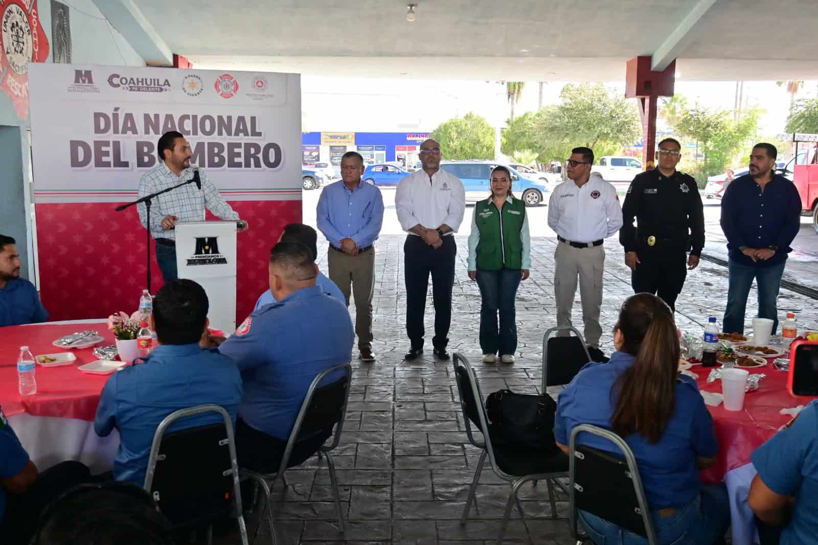 Carlos Villarreal P&eacute;rez reconoce a bomberos en Monclova por su labor
