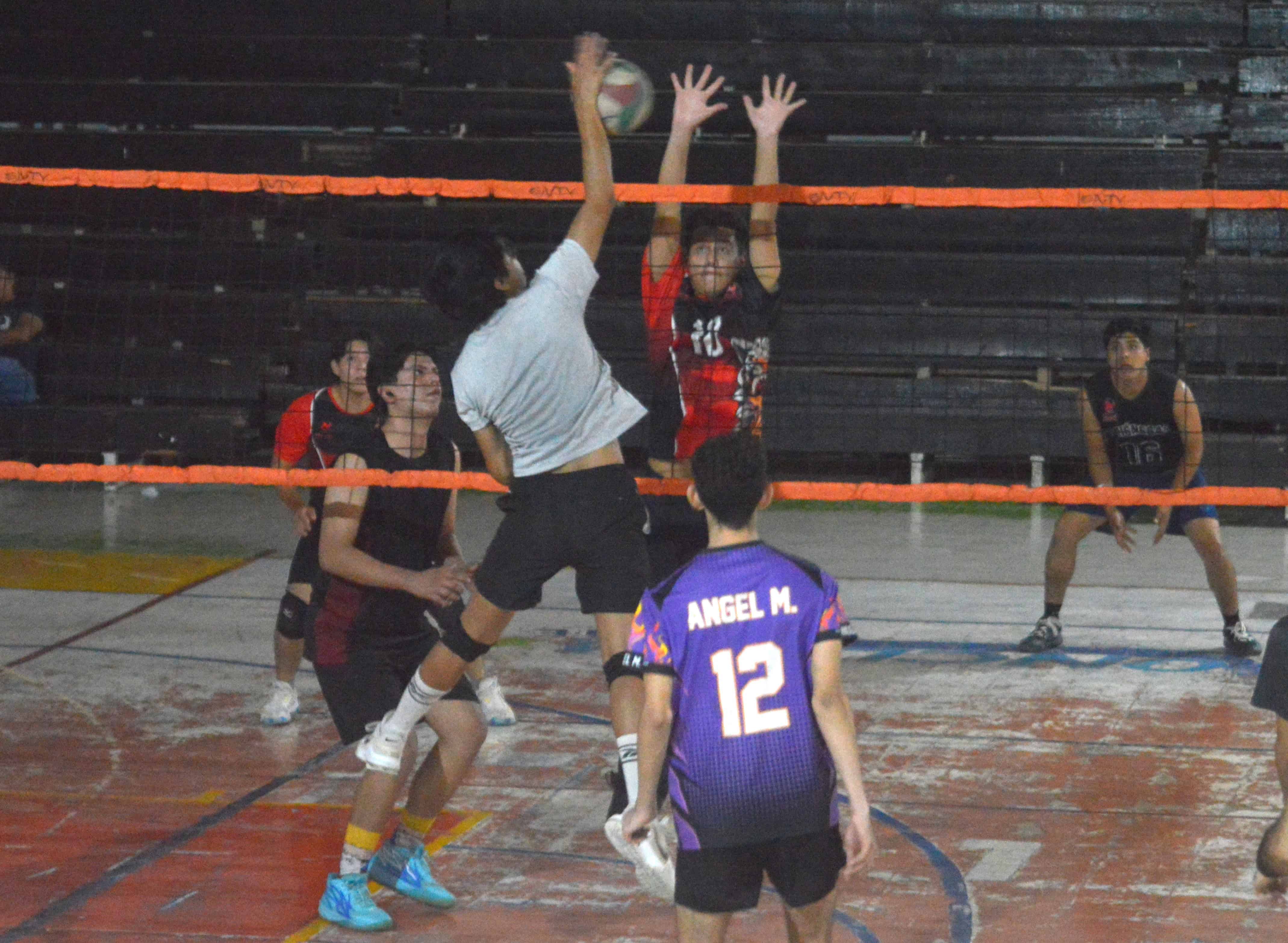 Dinast&iacute;a Almanza se impone en el Gimnasio Municipal Milo Mart&iacute;nez
