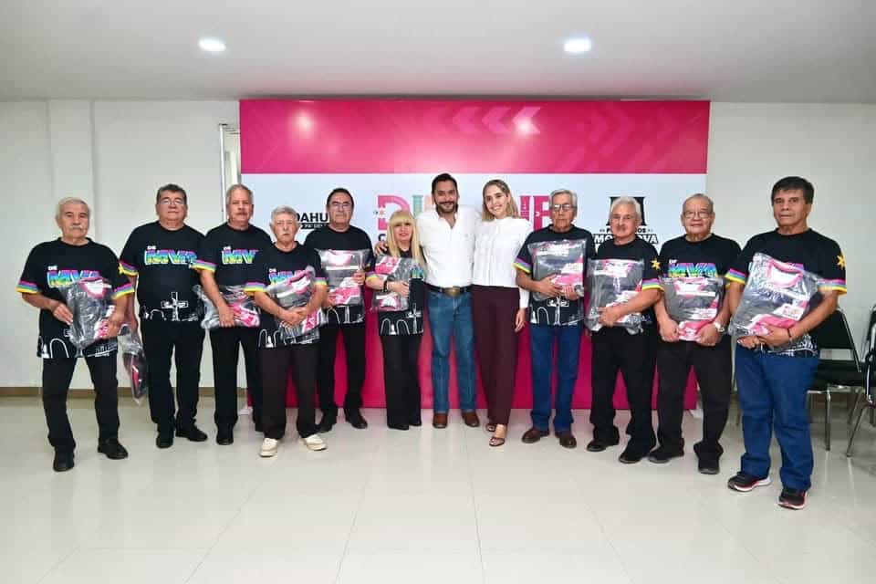 Carlos Villarreal entrega uniformes a adultos mayores de Monclova