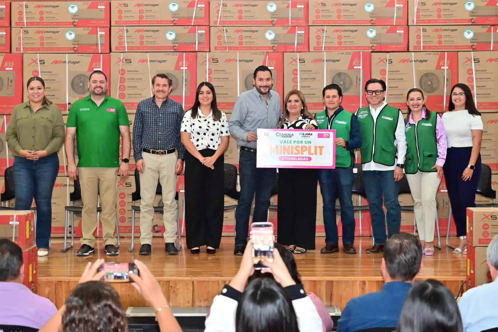 Carlos Villarreal entrega m&aacute;s de 200 minisplits a escuelas de Monclova