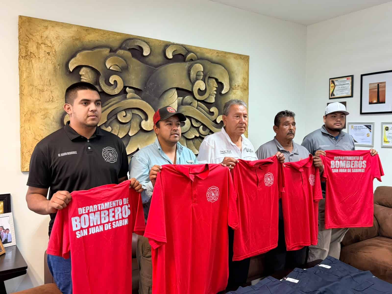 San Juan de Sabinas: &Oacute;scar R&iacute;os apoya a bomberos con nuevos uniformes