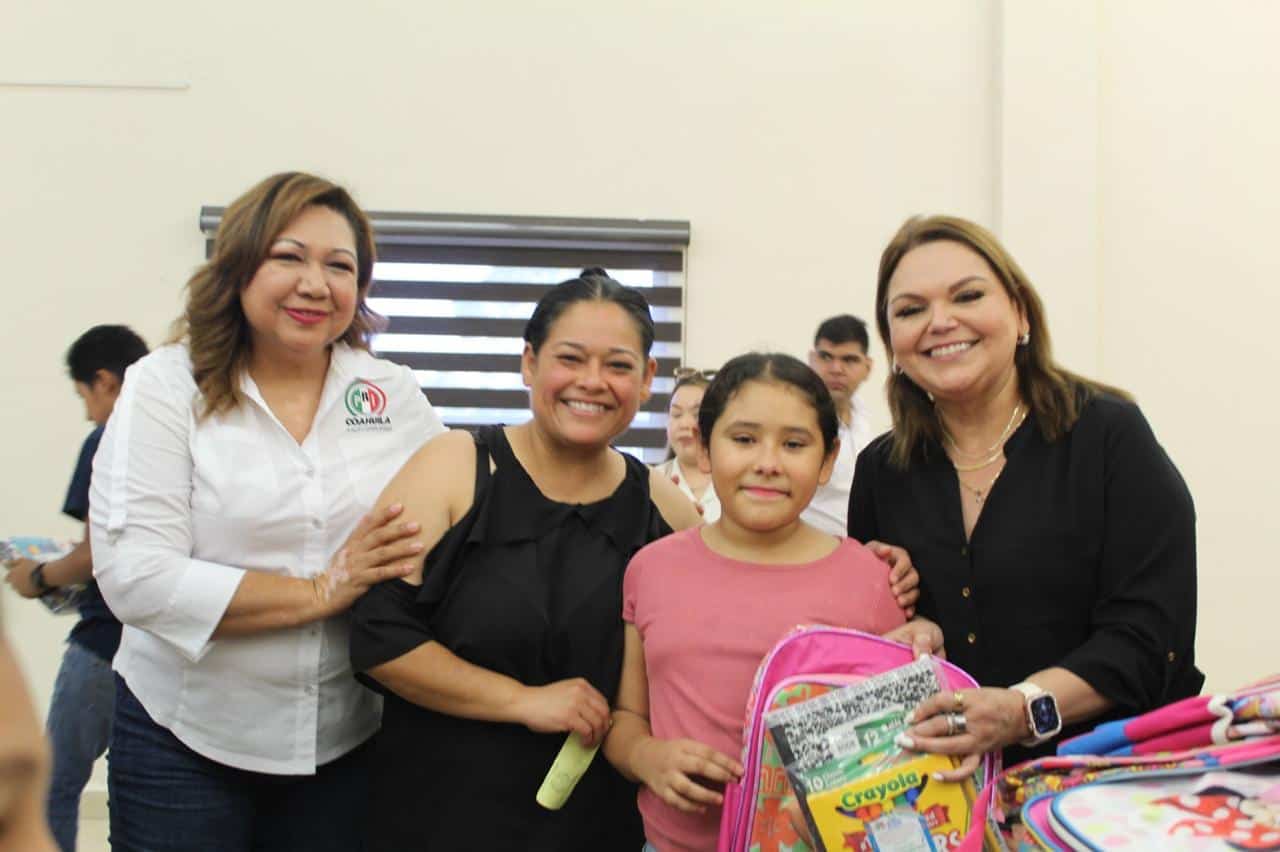 PRI entrega apoyos escolares a más de 200 estudiantes en San Juan de Sabinas