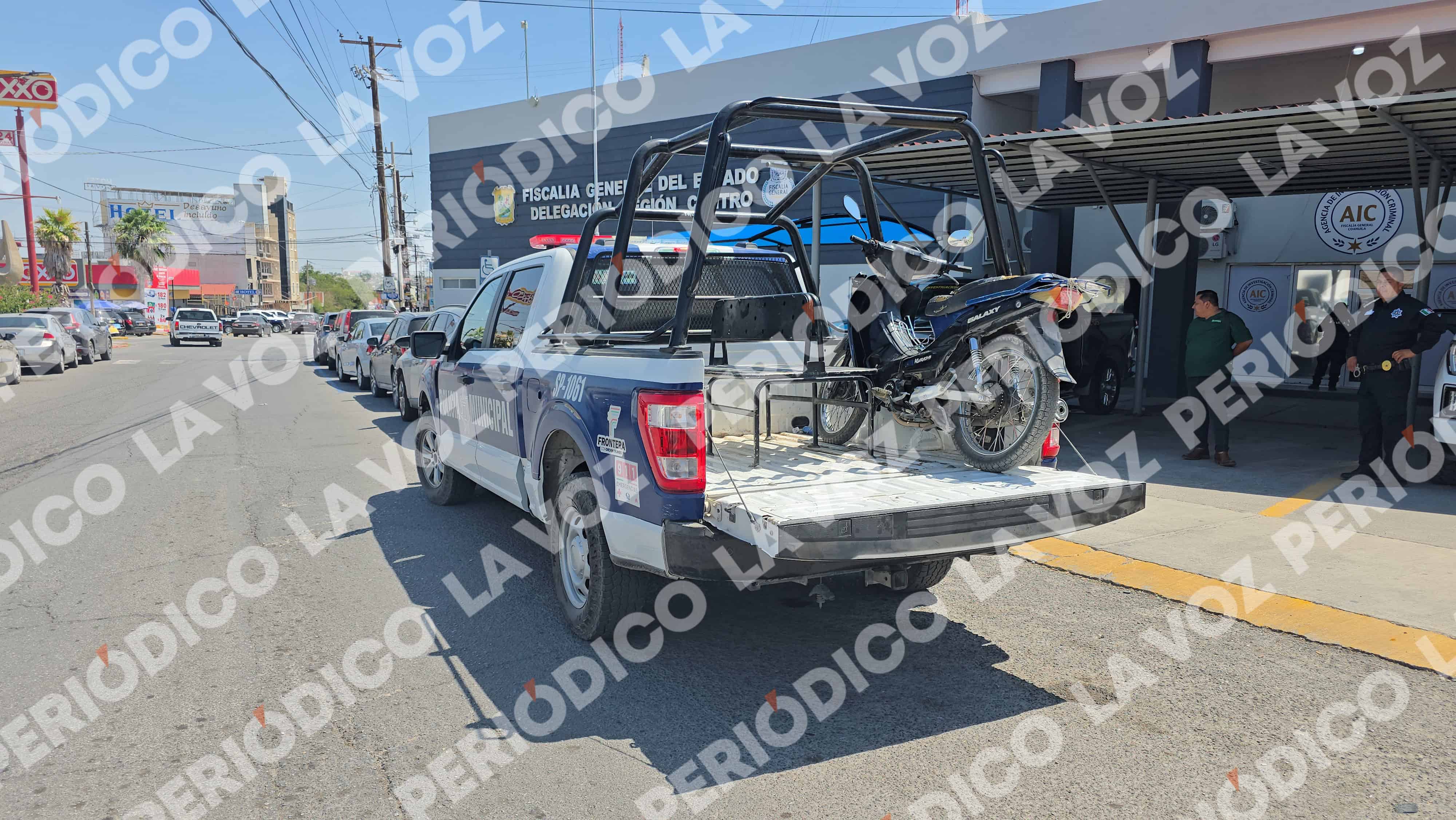 Roba adolescente moto a abuelito
