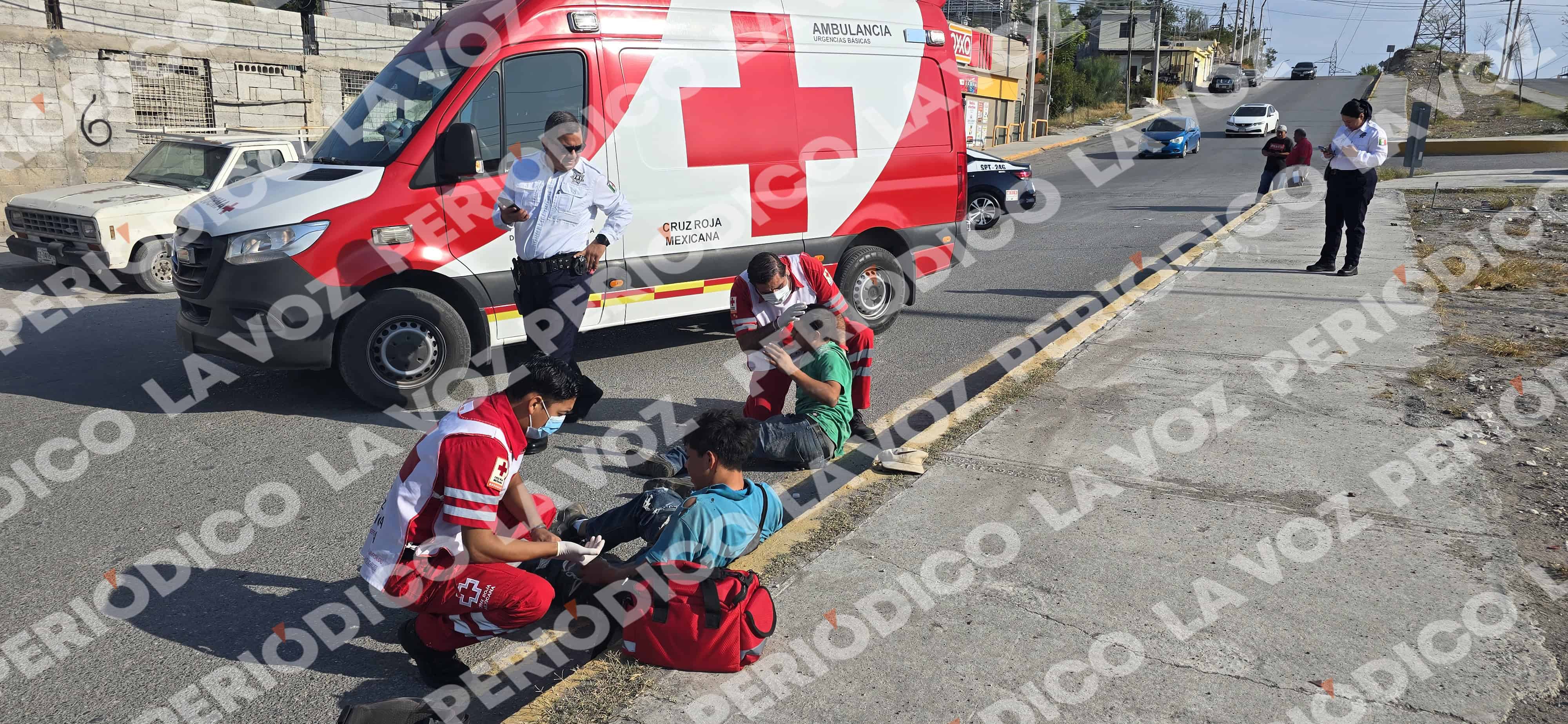 Joven motociclista sufre fractura expuesta tras choque con taxi en Monclova