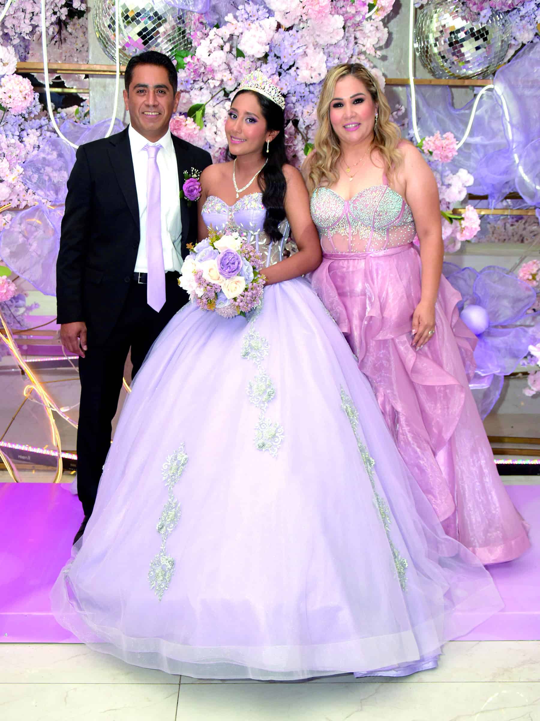 Ximena Padilla celebra sus XV a&ntilde;os con misa en San Francisco de As&iacute;s