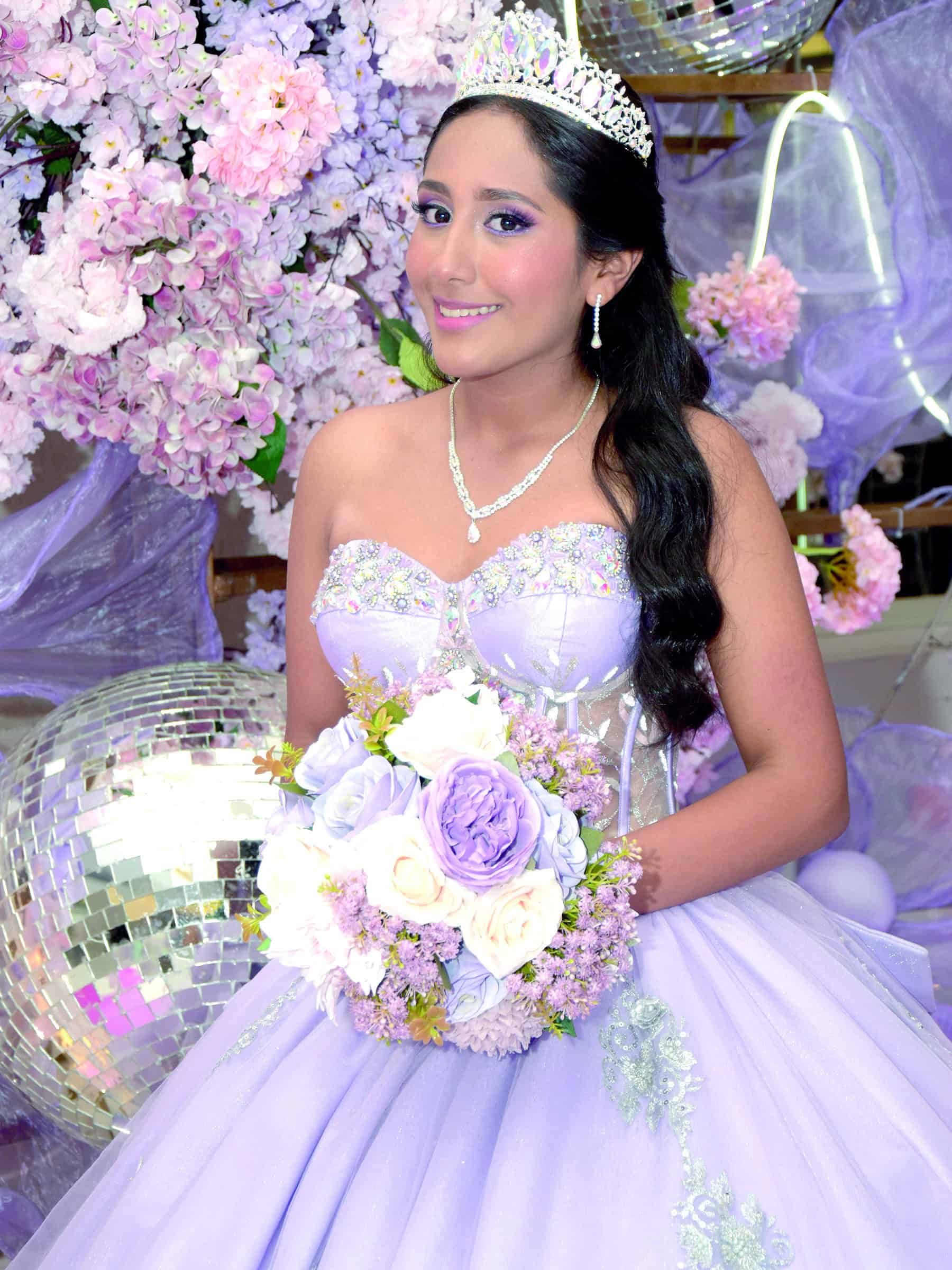 Ximena Padilla celebra sus XV a&ntilde;os con misa en San Francisco de As&iacute;s