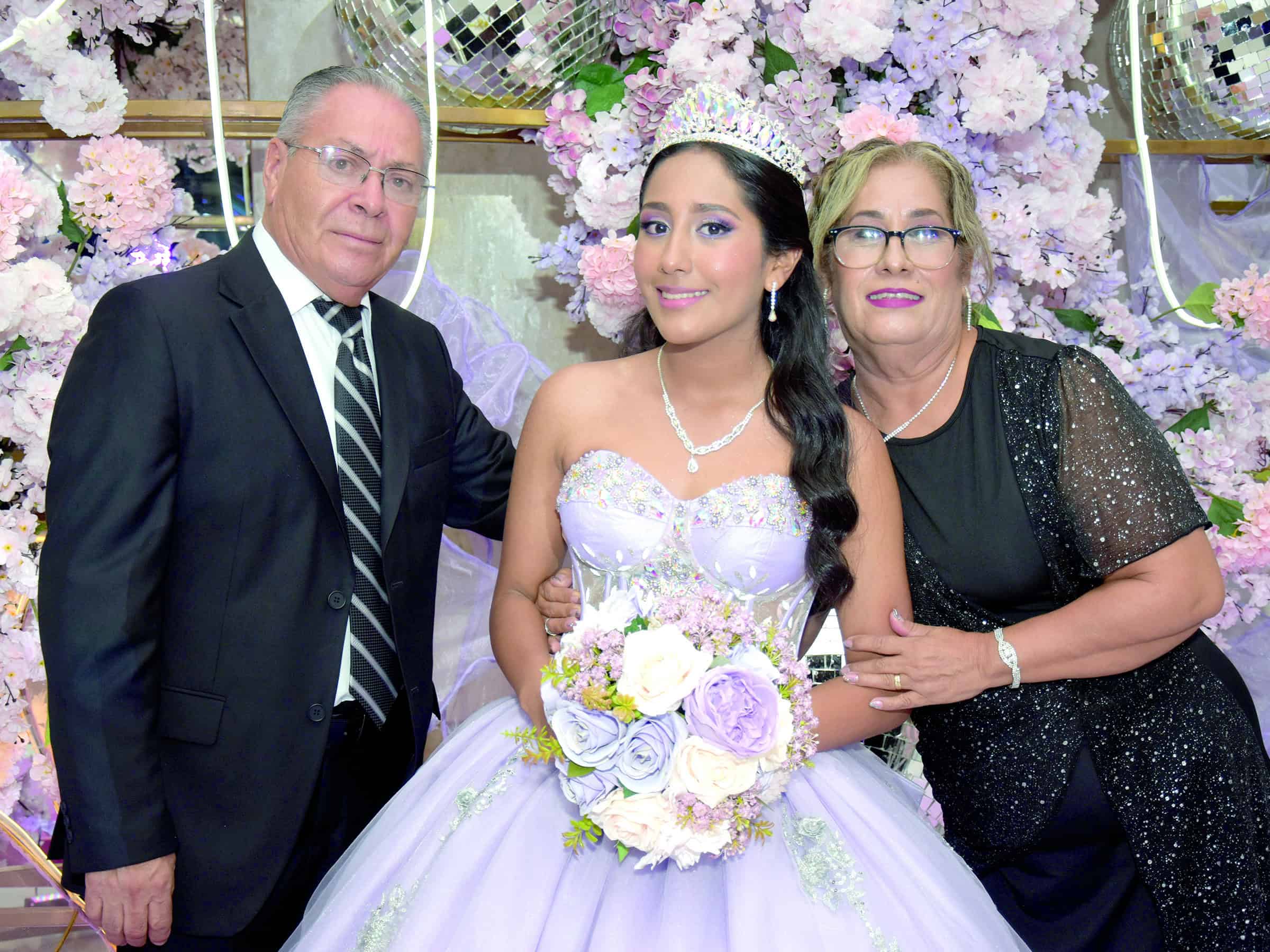 Ximena Padilla celebra sus XV a&ntilde;os con misa en San Francisco de As&iacute;s