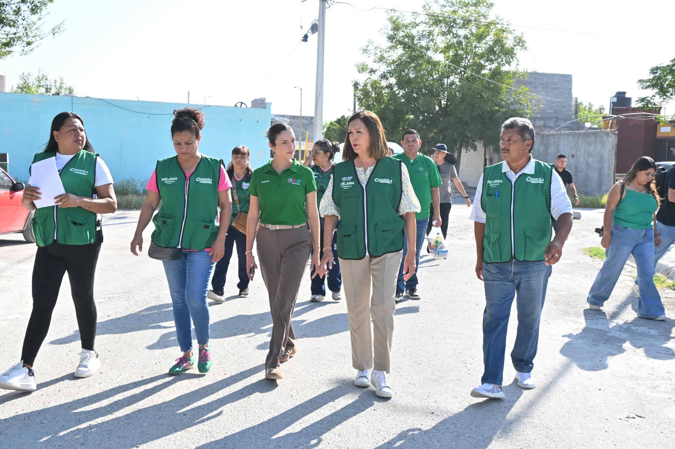 Sari Pérez Cantú entrega apoyos alimentarios y útiles escolares en Frontera