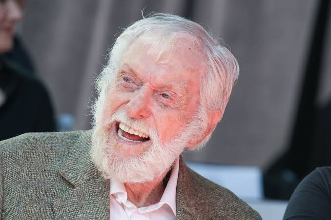 Dick Van Dyke comparte su rutina de ejercicio a los 100 a&ntilde;os