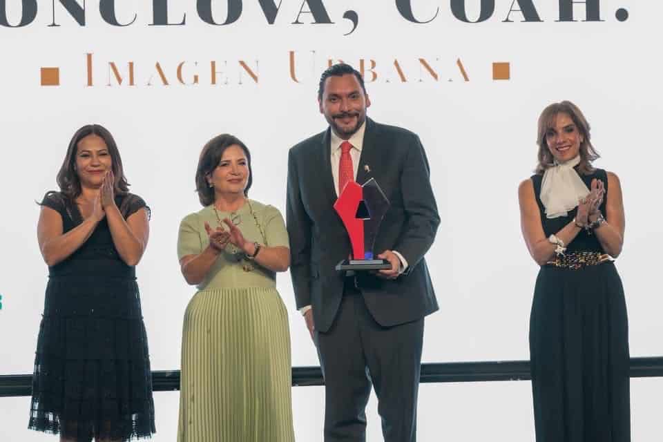 Carlos Villarreal recibe premio por su trabajo en Monclova