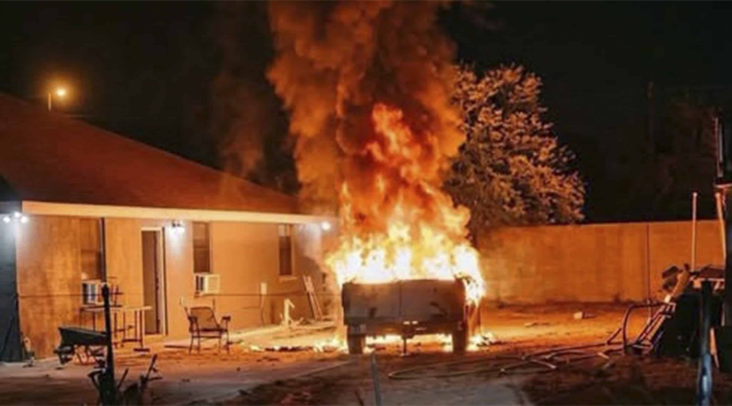 Vecinos se movilizan y evitan que incendio de camioneta alcance una vivienda en Zaragoza