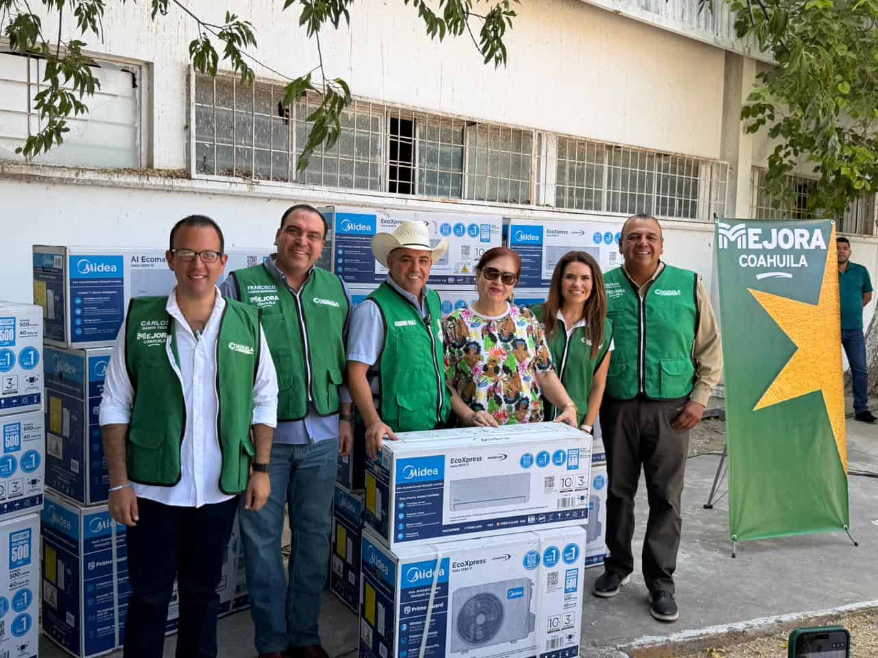 Gobernador Manolo Jim&eacute;nez impulsa programa de minisplit en Sabinas